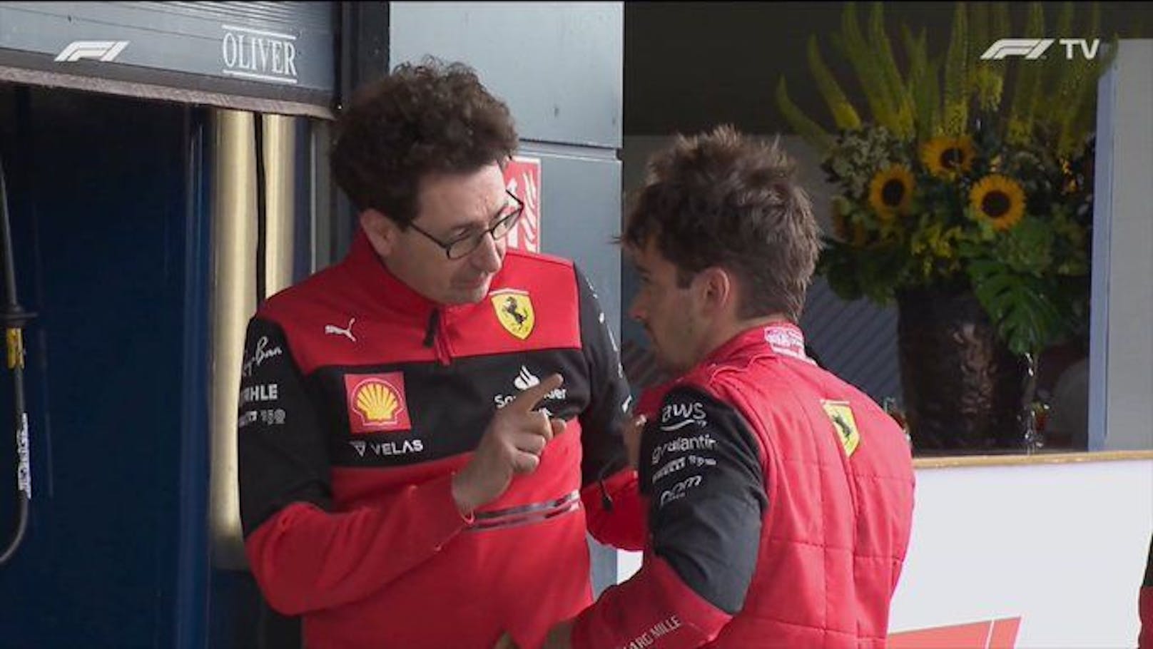 Dieses Bild sagt mehr als tausend Worte: Dicke Luft bei Ferrari! Teamchef Mattia Binotto weist den wütenden Charles Leclerc zurecht.