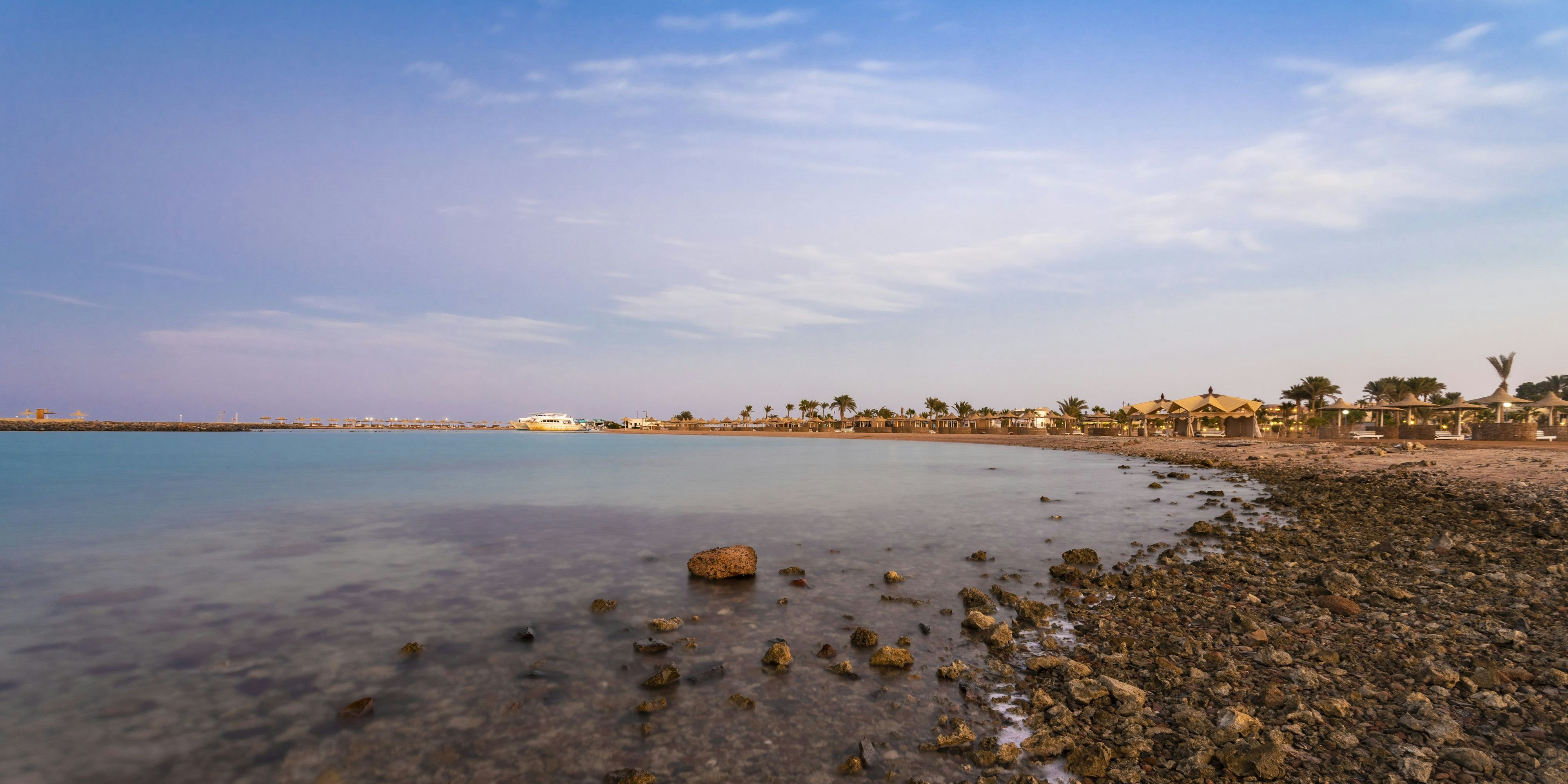 Download von www.picturedesk.com am 04.07.2022 (12:07).  Egypt, Hurghada, Rocky coastline of Sahl Hasheesh bay - 20200511_PD10527 - Rechteinfo: Royalty Free (RF) Model Released