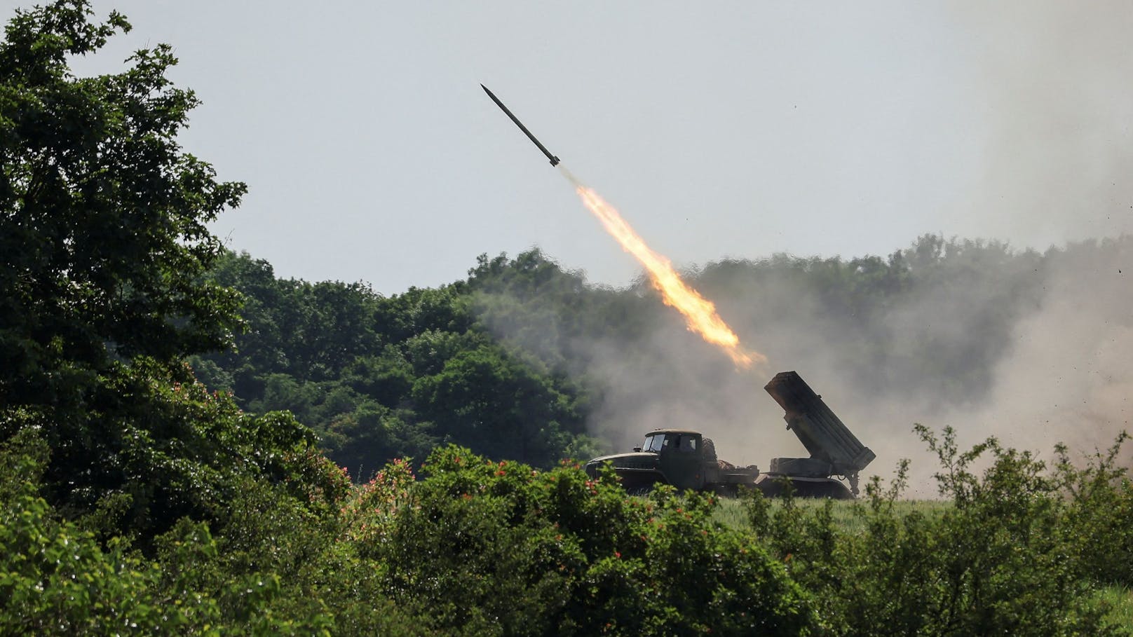 Ukrainer feuern einen BM-21 Grad Mehrfachraketenwerfer nahe&nbsp;Lyssytschansk ab. Archivbild, 12. Juni 2022.