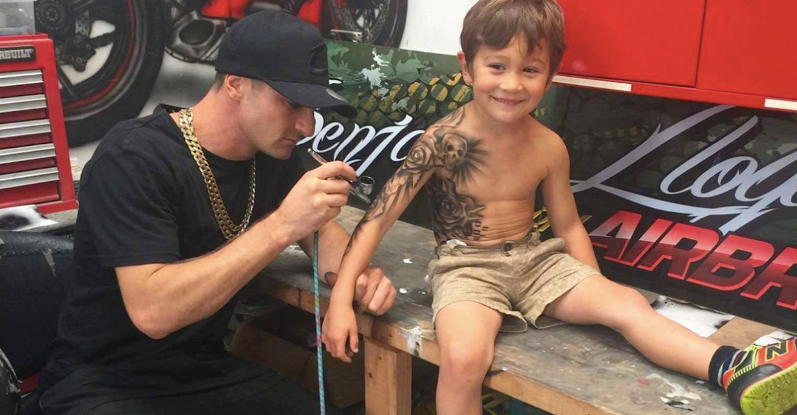 Alles was Benjamin Lloyd mit den Tattoos erreichen will: ein Kinderlächeln.