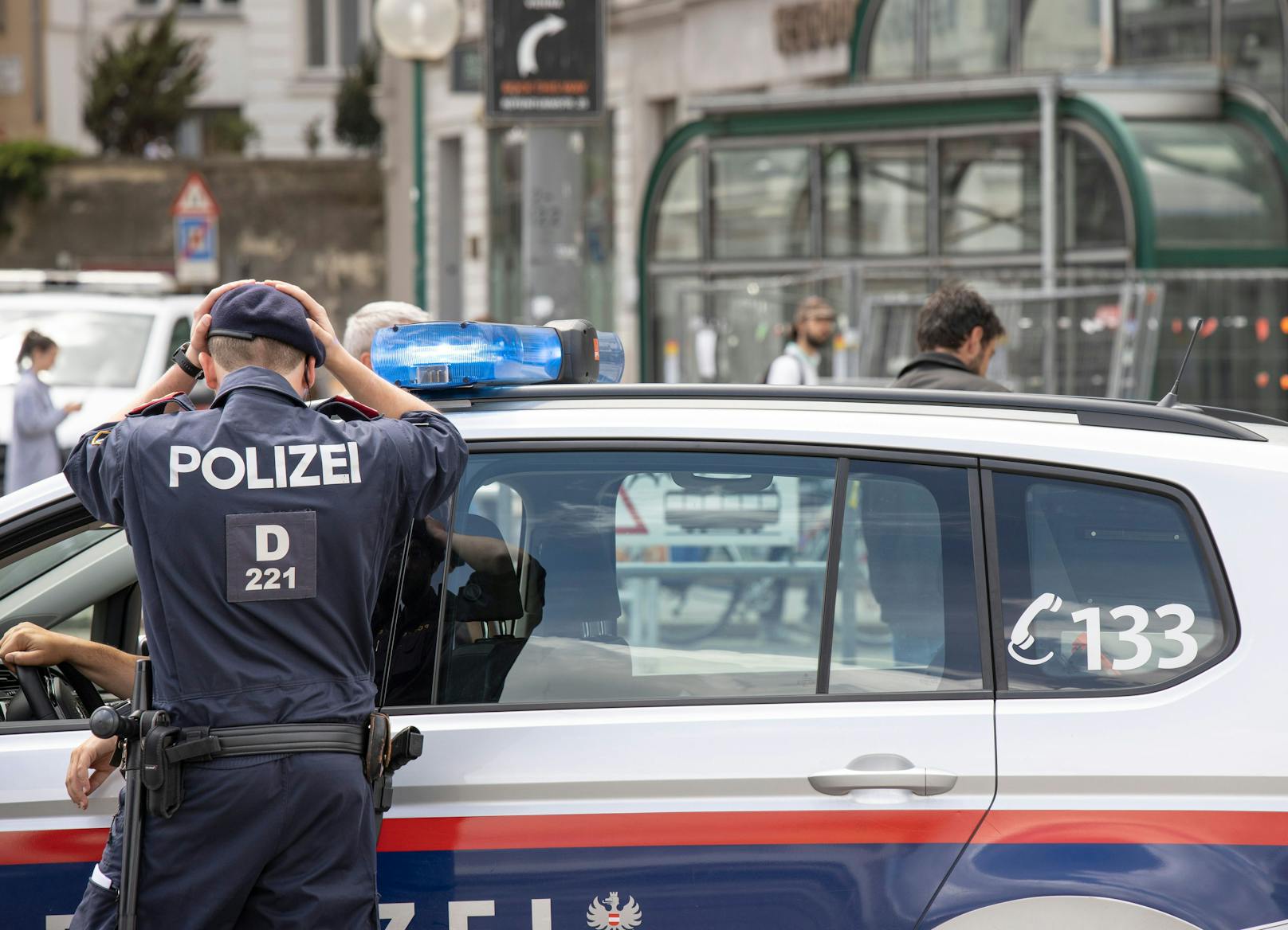 Polizisten und Polizeifahrzeuge im Einsatz in Wien. Symbolbild