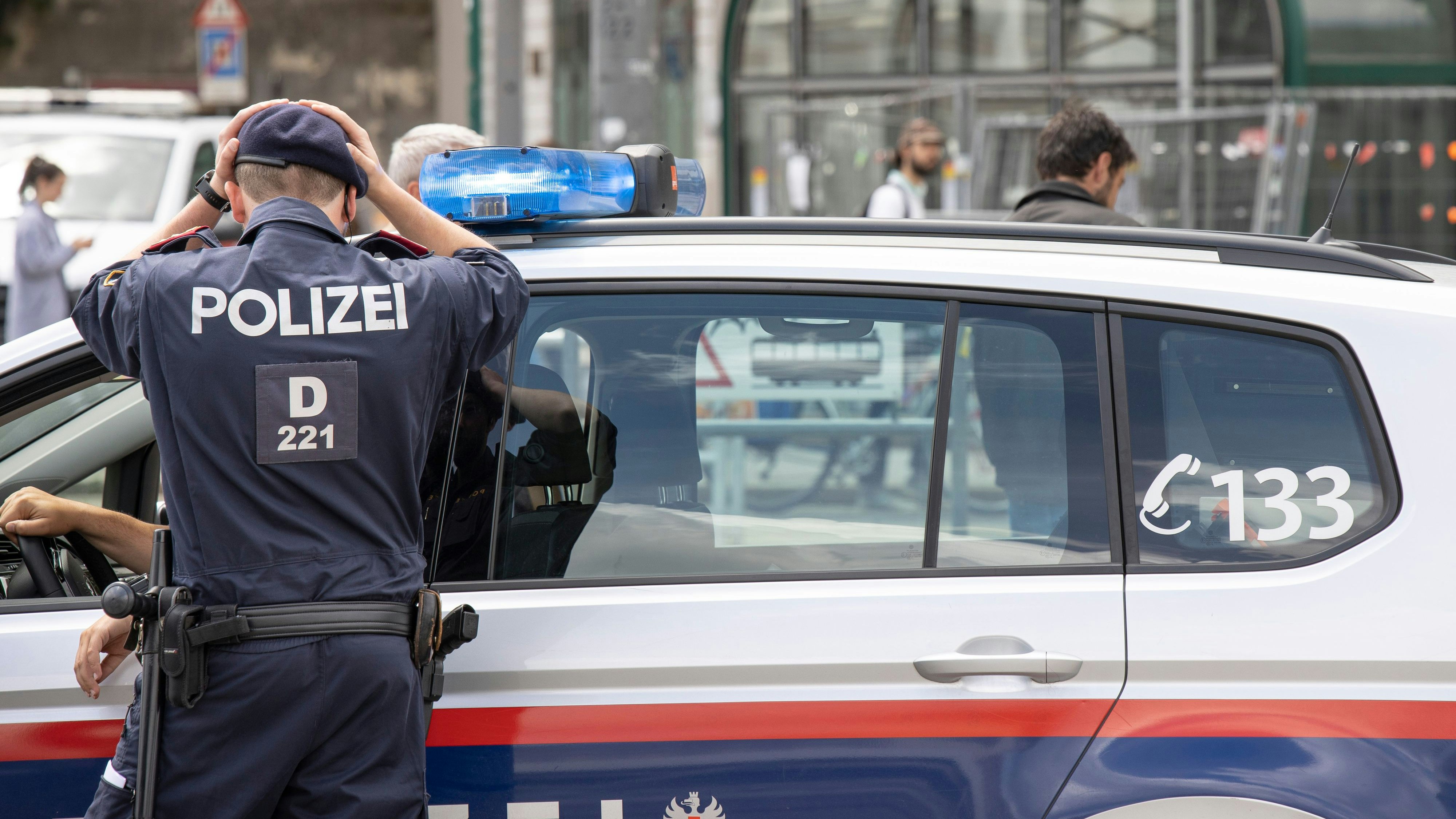 Polizisten und Polizeifahrzeuge im Einsatz in Wien. Symbolbild