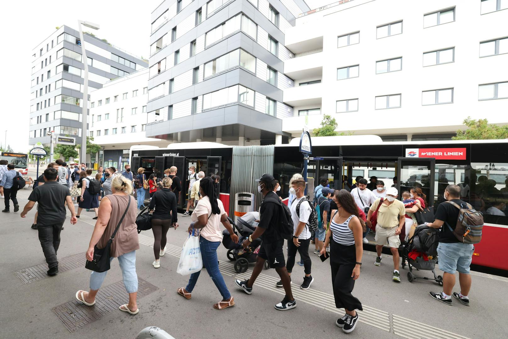 Die Ersatzbusse sowie der 84A sind früh morgens gut gefüllt.