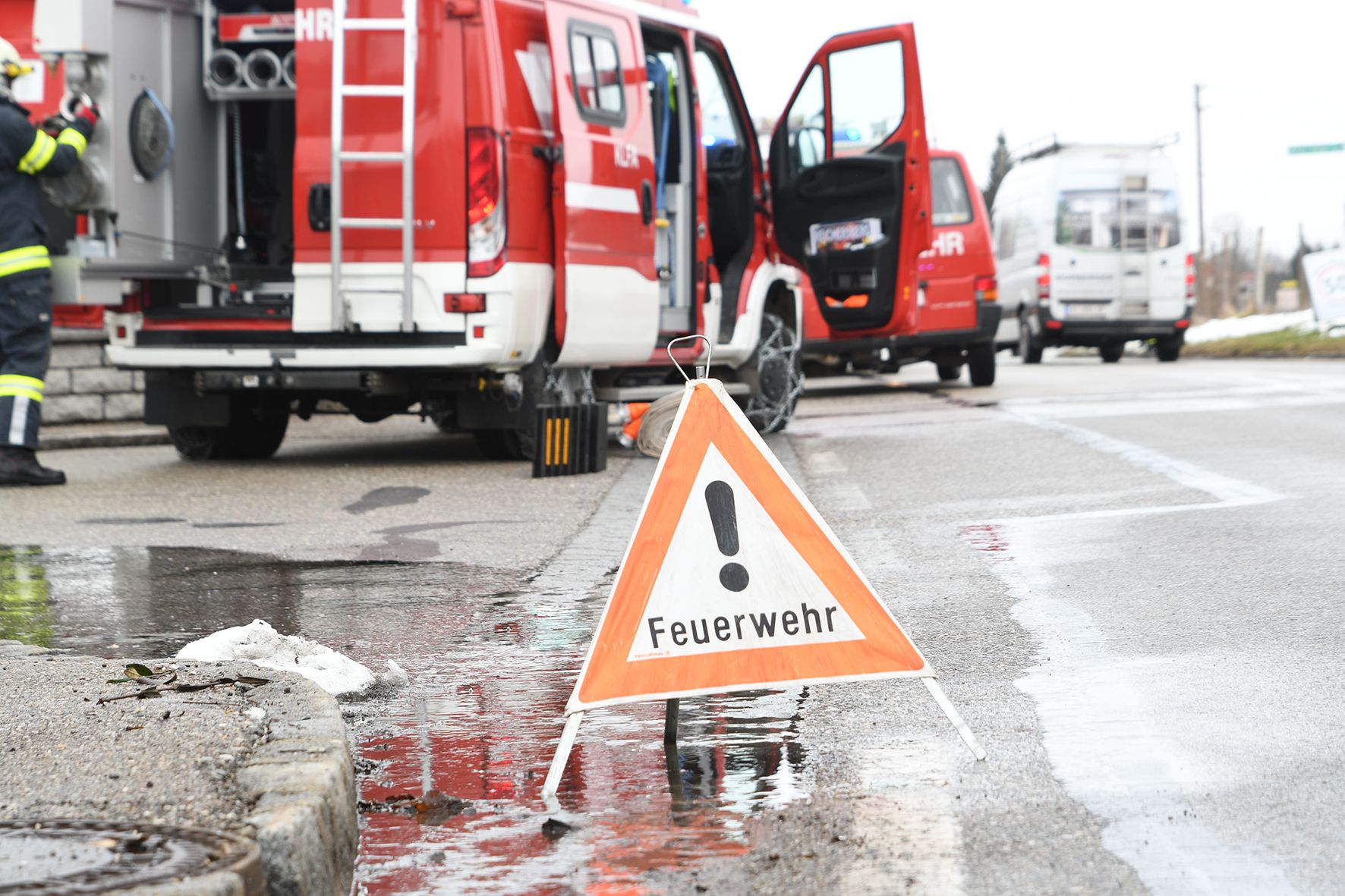 Download von www.picturedesk.com am 05.07.2022 (17:06).  15.01.2021, Obernberg, AUT, Fototermin, Feuerwehr, Themenbild, Feuerwehreinsatz nach Wohnhausbrand in Obernberg am Inn, im Bild: Strassensperre und Löschfahrzeug an der Strasse, OÖ,PhotoCredit Johanna Schlosser - 20210128_PD12180 - Rechteinfo: Rights Managed (RM) Nur fÃ¼r redaktionelle Nutzung!