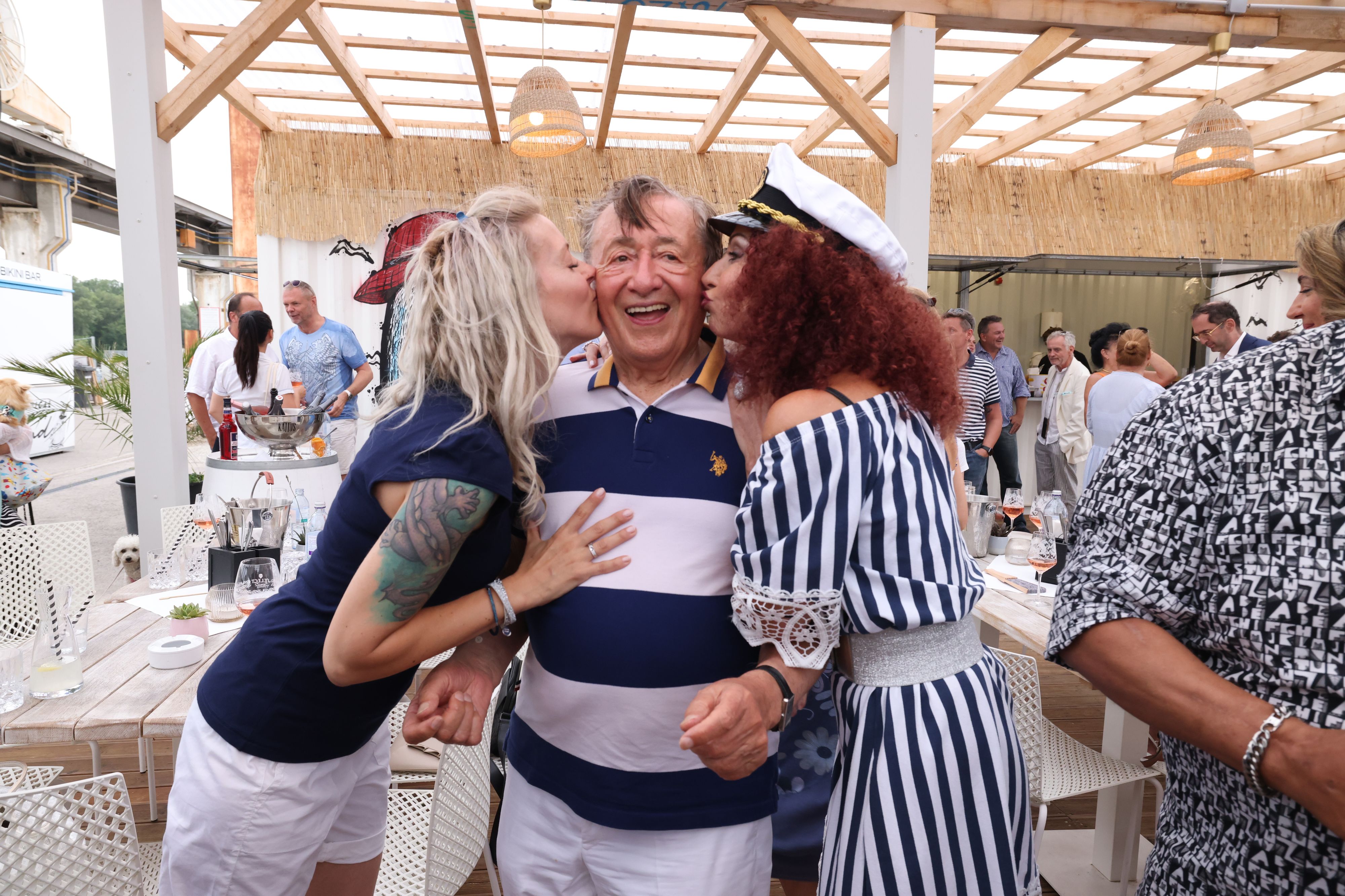 Hahn im Korb: Richard Lugner bekommt von Ex-Mausi und "Bienchen" Simone Reiländer ein Bussi