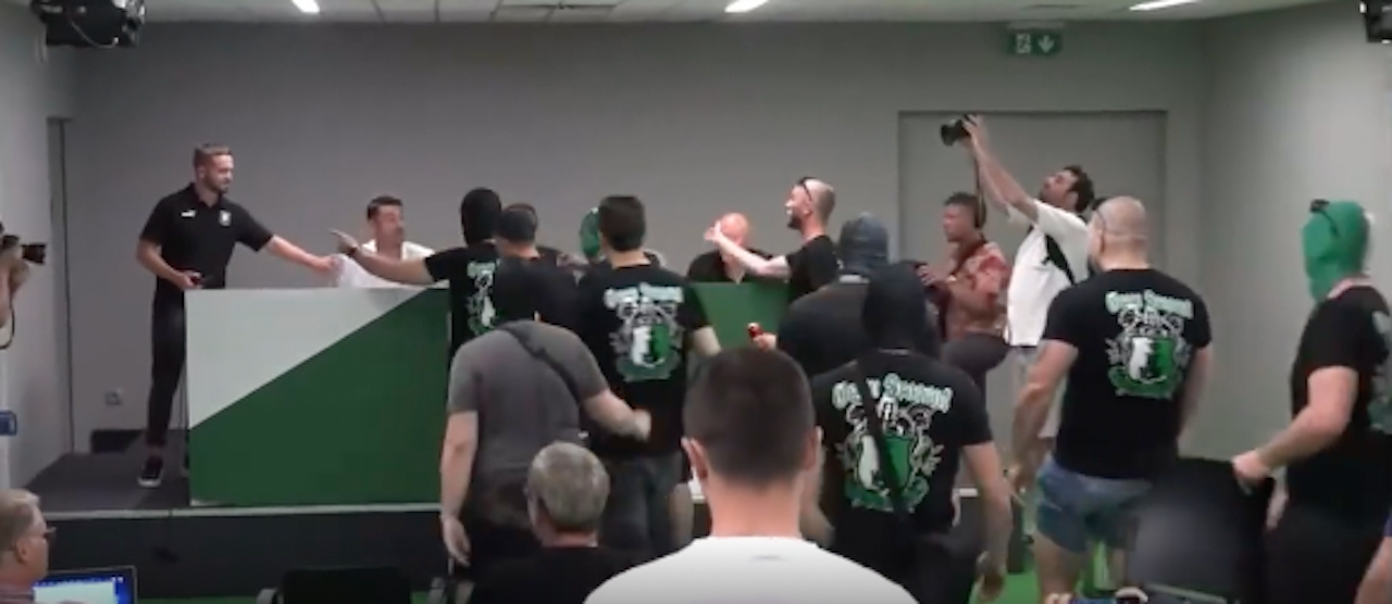 Heute.at - Go home! Ultras stürmen Trainer-Präsentation