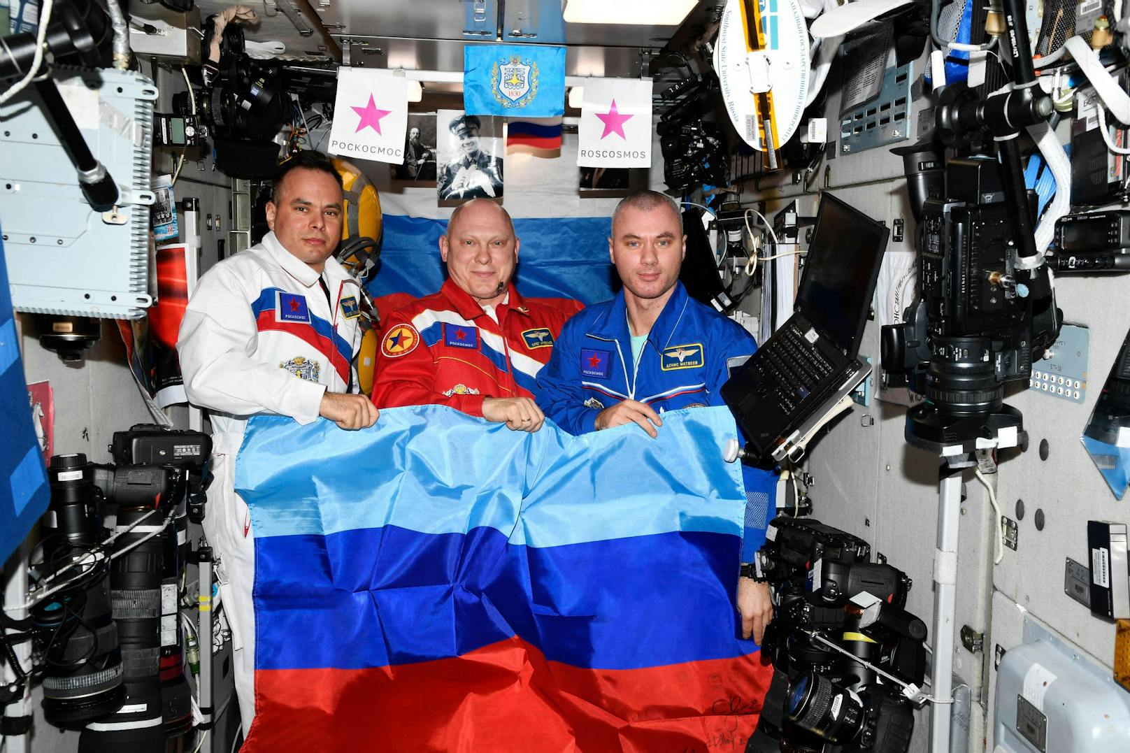Die drei Kosmonauten Sergei Korsakov (li.), Oleg Artemyev (Mitte), Denis Matveyev (re.) sind seit Mitte März im All und hatten die Separatistenfahne die ganze Zeit an Bord. 