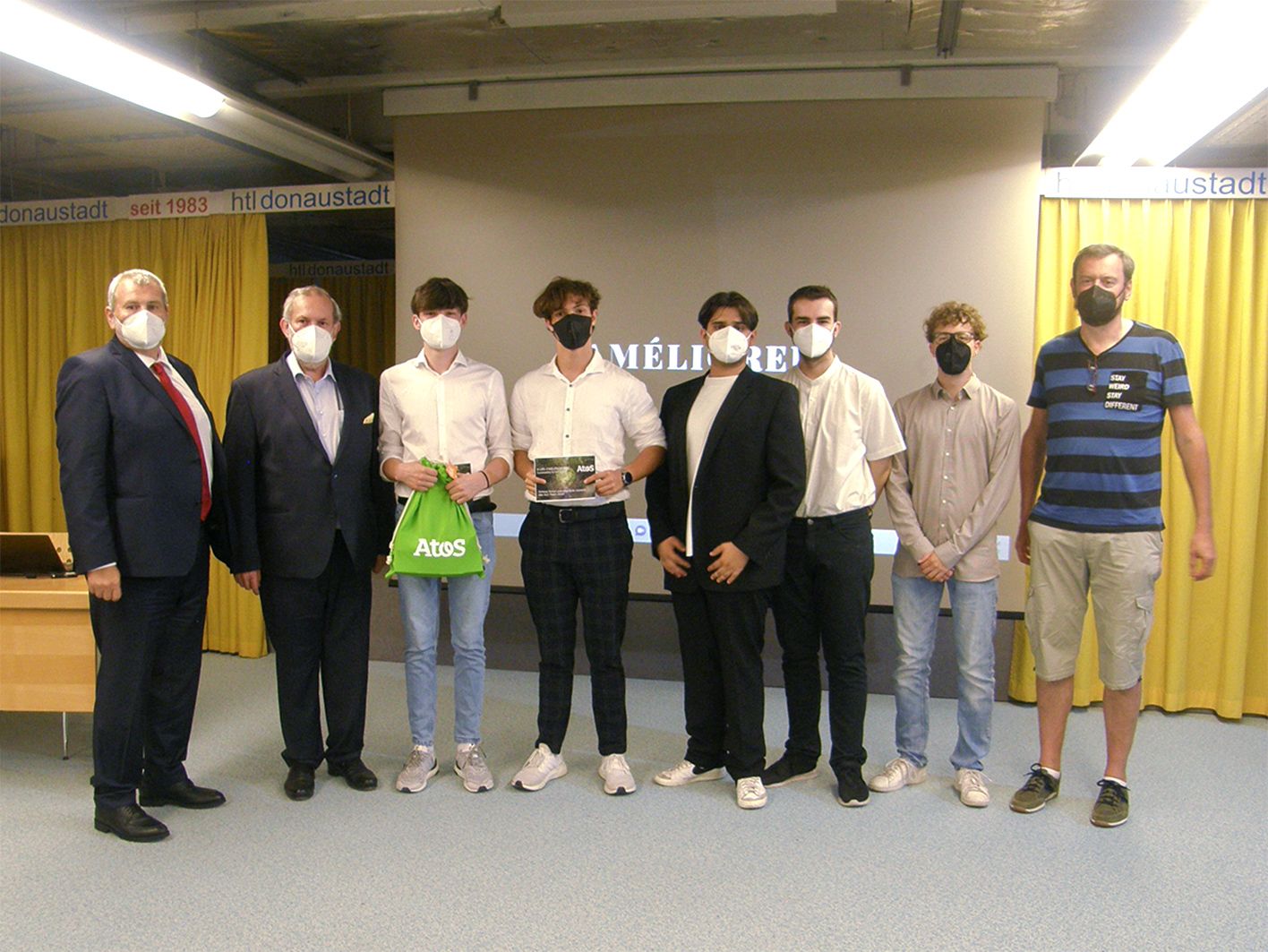 Fritz Hödl (Atos) gemeinsam mit den glücklichen Gewinnern der HTL Donaustadt