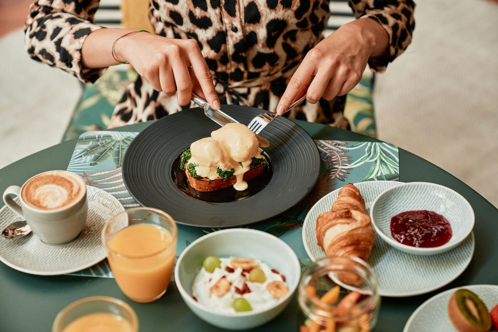 Das breite Angebot:&nbsp;Angebot: Ingwer-Shots, reichlich vegane Speisen, aber auch Deftiges wie Würstchen mit Rührei, diverse Quarkspeisen, Käsespezialitäten und Teigwaren von Croissant bis Vollkorn.