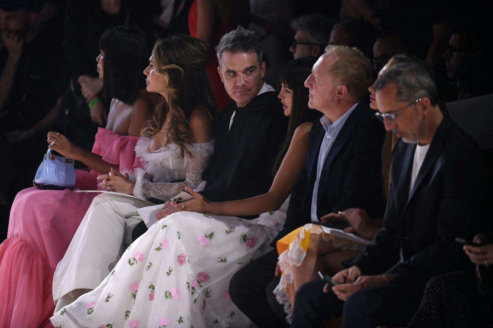 Robbie Williams und seine Frau&nbsp;Ayda Field nahmen in der ersten Reihe quasi neben&nbsp;Kering-Chef François-Henri Pinault Platz.