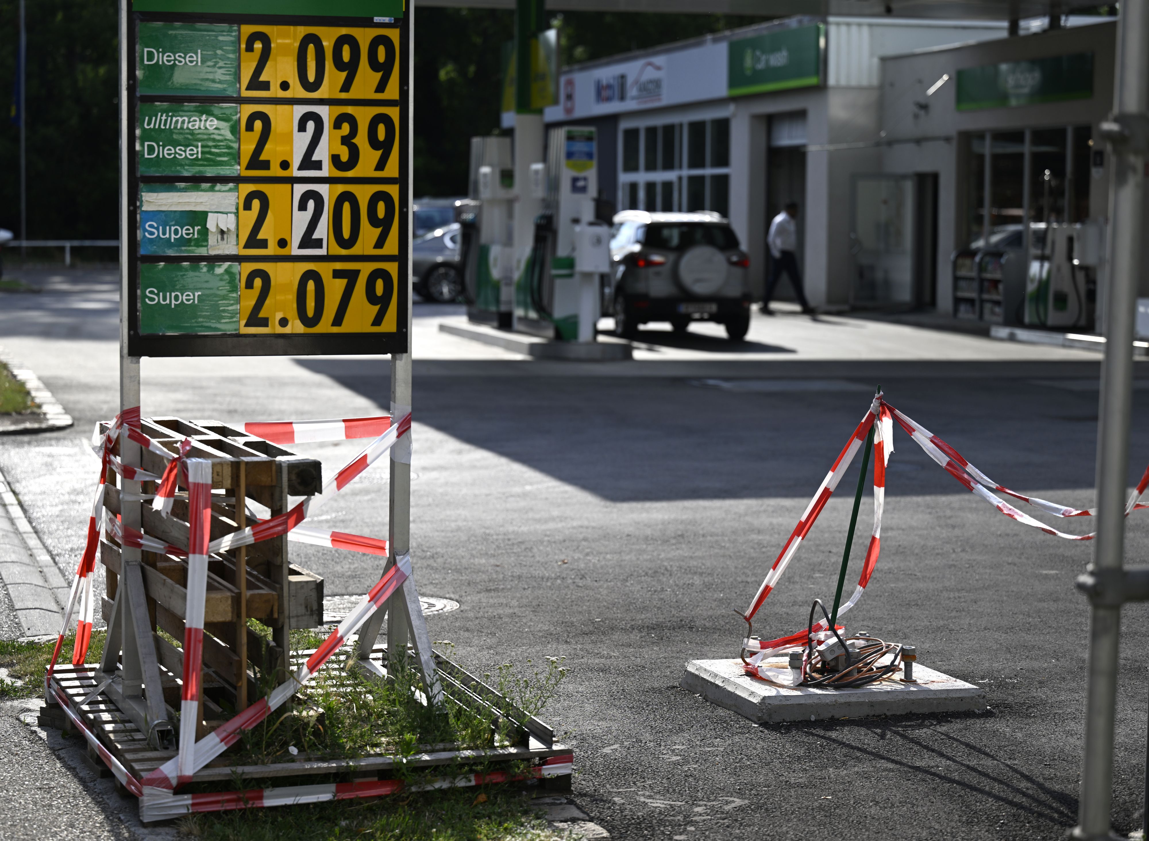 Download von www.picturedesk.com am 05.07.2022 (19:45).  ABD0066_20220630 - LEOPOLDSDORF IM MARCHFELDE - ÖSTERREICH: ++ THEMENBILD ++ ZU APA0021 VOM 30.6.2022 - Superbenzin kostete im Mai um 3,6 Prozent mehr als im April und um 42 Prozent mehr als vor einem Jahr. Die Preise für Diesel stiegen ebenfalls. Diesel blieb auch im Mai teurer als Superbenzin. Im Bild: Ein PKW bei einer Tankstelle mit den aktuellen Benzin- und Dieselpreisen, am Donnerstag, 30. Juni 2022 in Leopoldsdorf im Marchfeld in Niederösterreich. - FOTO: APA/HARALD SCHNEIDER - 20220630_PD1579 - Rechteinfo: Rights Managed (RM)