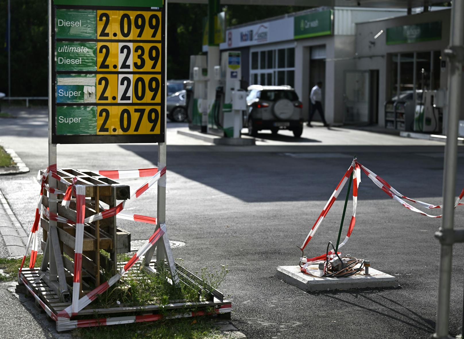 Teuer, noch teurer und vielleicht bald gar nicht mehr erhältlich: Österreich geht laut einem Bericht der Diesel aus.