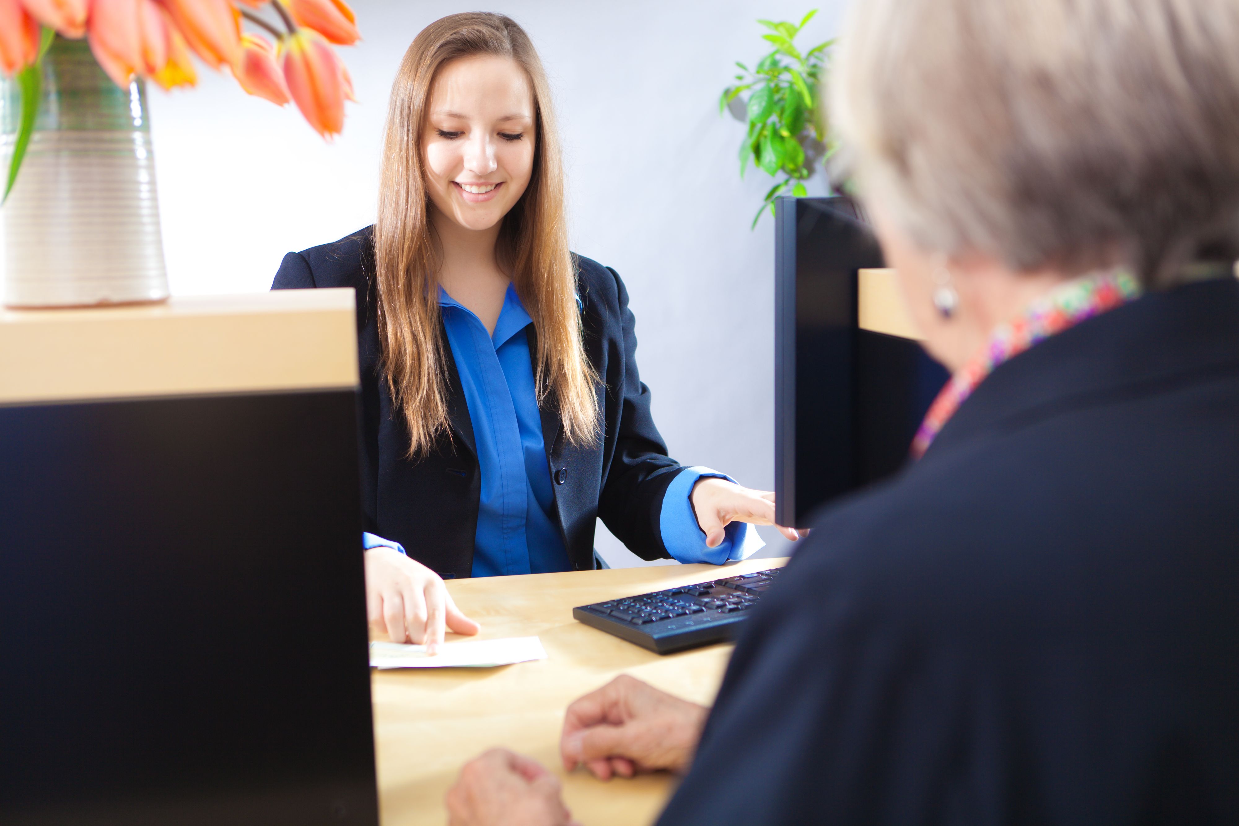 Alte Frau mit einer Bank-Mitarbeiterin