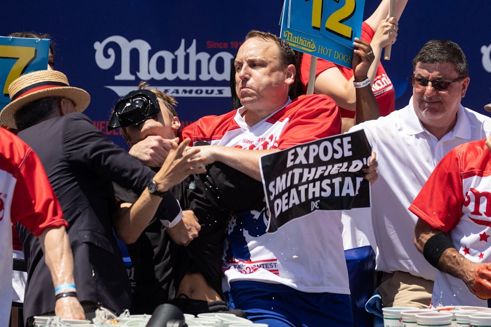 Joey Chestnut wurde während des Wettkampfes von einem Aktivisten attackiert. 