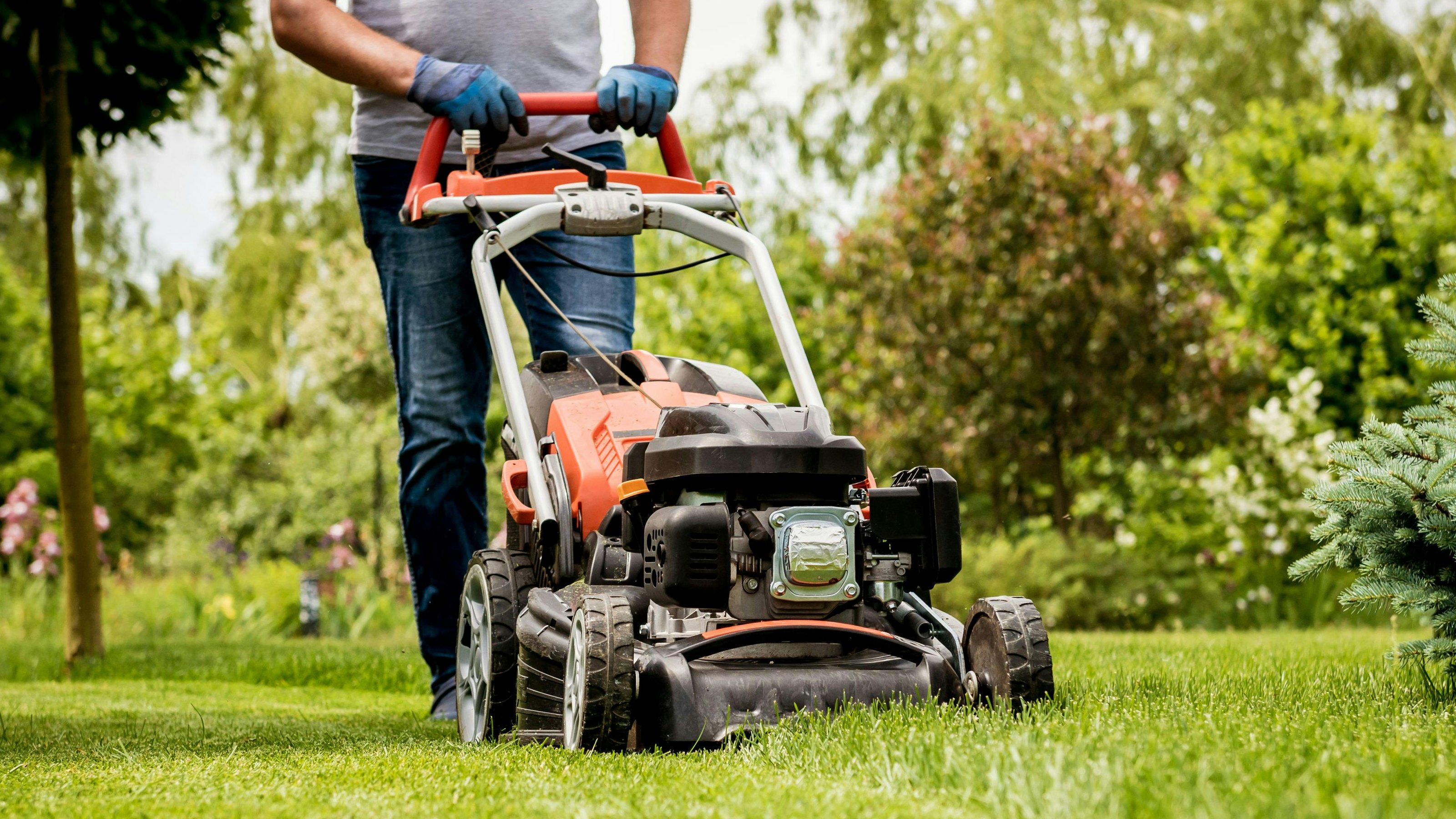 In Deutschland fiel ein Mann beim Rasenmähen in ein Erdloch und starb.