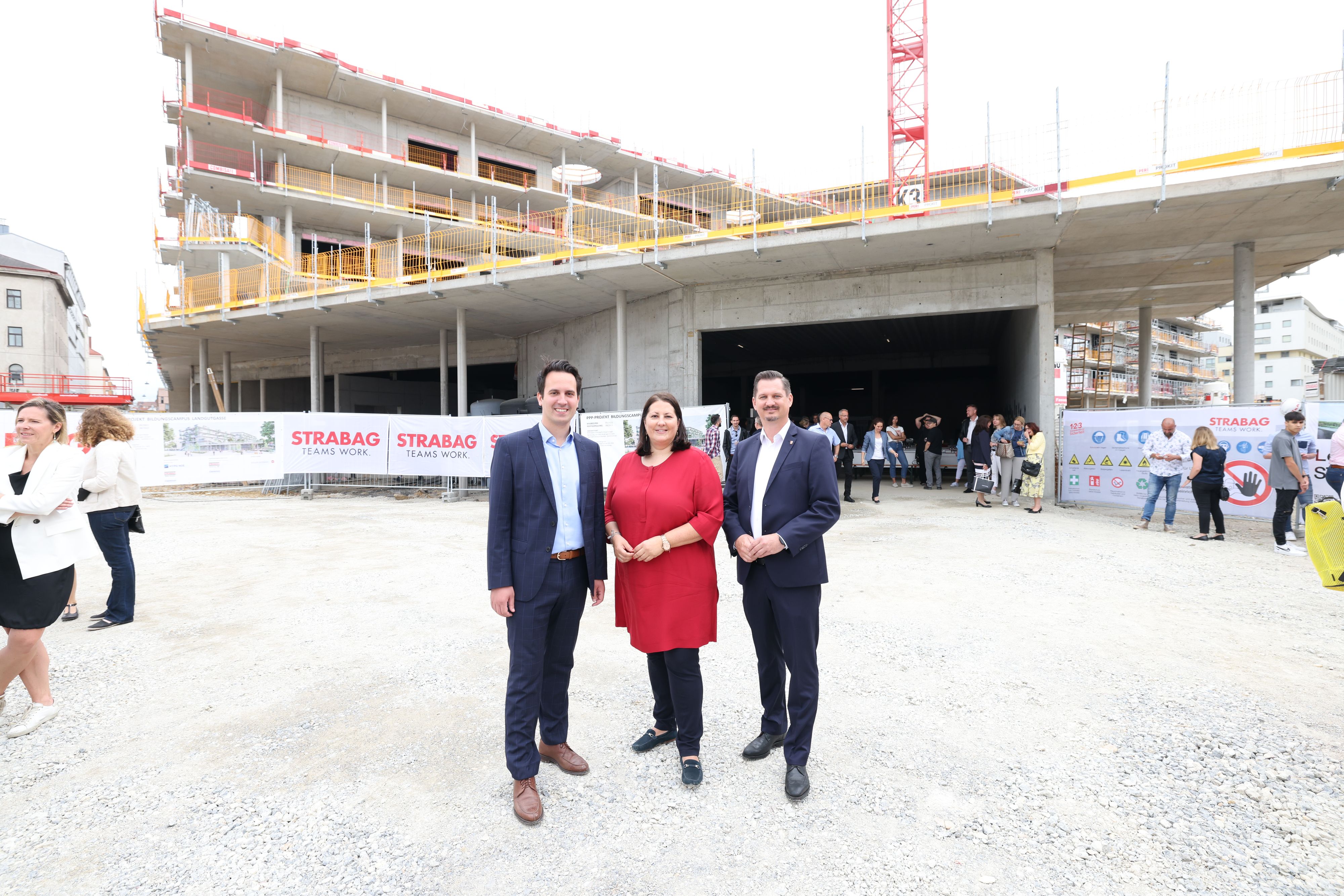 Dachgleiche für den Bildungscampus in Favoriten mit Bildungsstadtrat Christoph Wiederkehr (Neos),&nbsp;Wohnbaustadträtin Kathrin Gaal (SPÖ) und&nbsp;Favoritens Bezirkschef Marcus Franz (SPÖ).