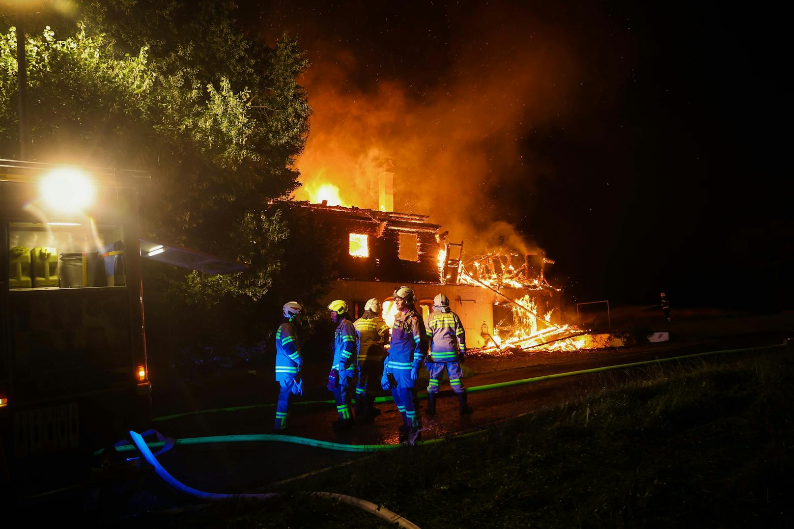 Großeinsatz der Feuerwehr! Gegen 2.40 Uhr heulten in Feldkirchen bei Mattighofen die Sirenen – ein Wohnhaus steht in Vollbrand. Es wurde Alarmstufe 2 ausgelöst.