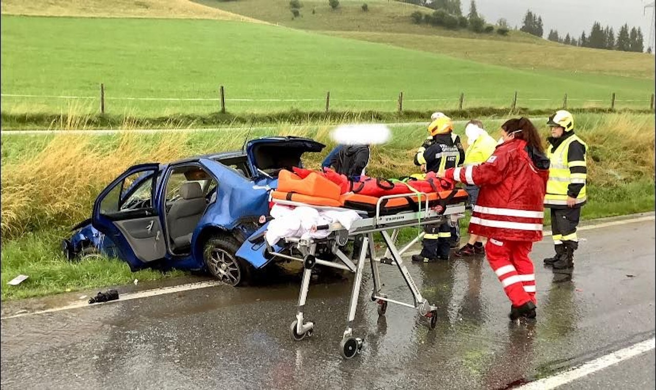Heute.at - Nach Auquaplaning überschlagen – wilder Crash in Liezen