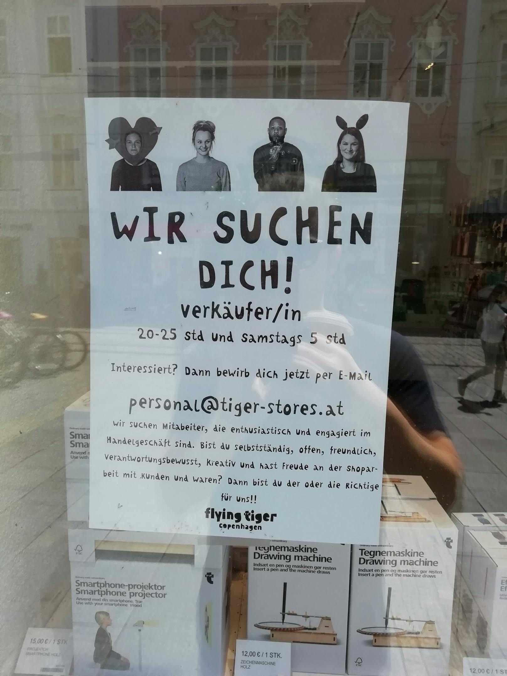Zahlreiche Geschäfte auf der Linzer Landstraße suchen händeringend Personal.