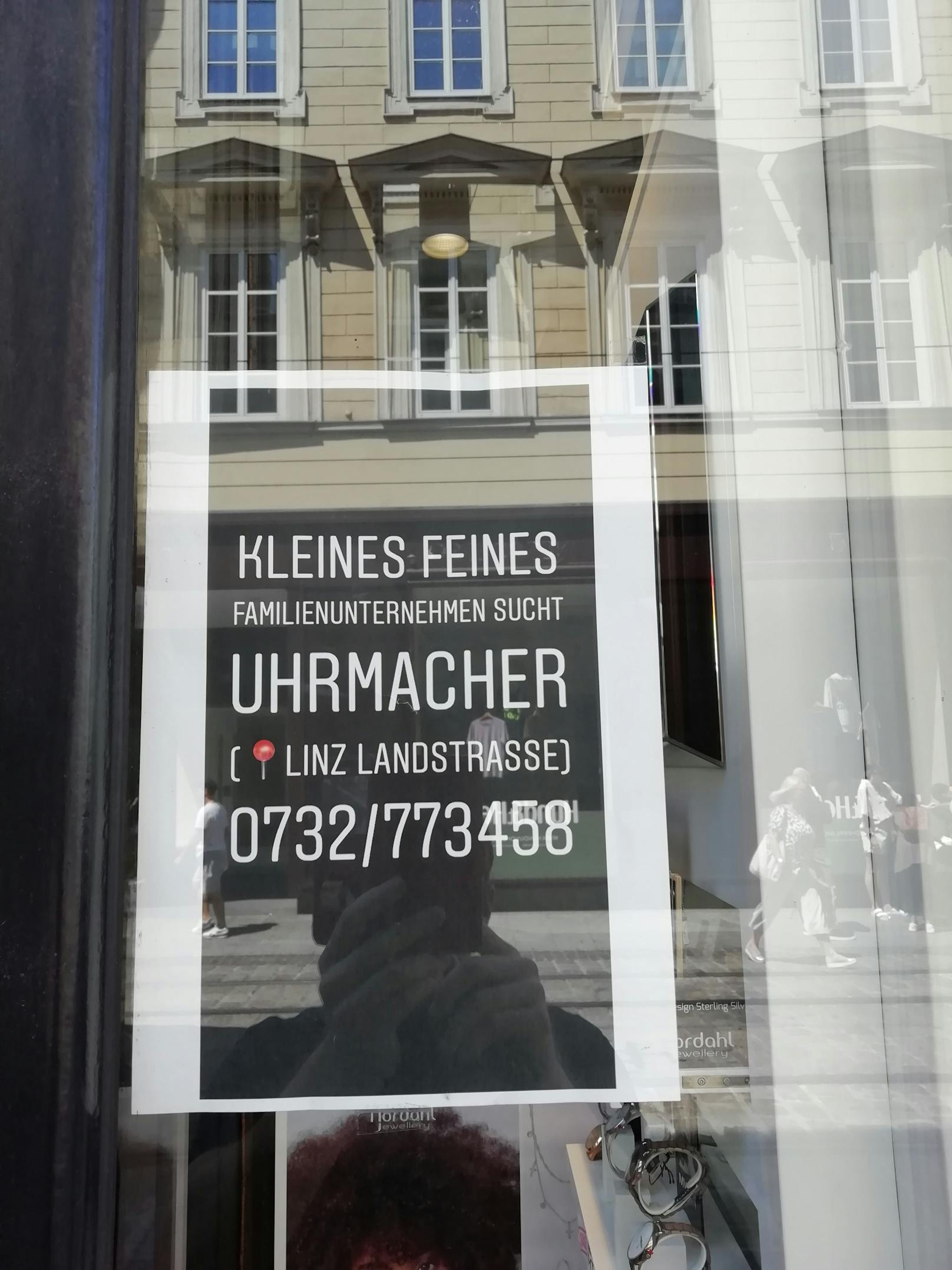 Zahlreiche Geschäfte auf der Linzer Landstraße suchen händeringend Personal.