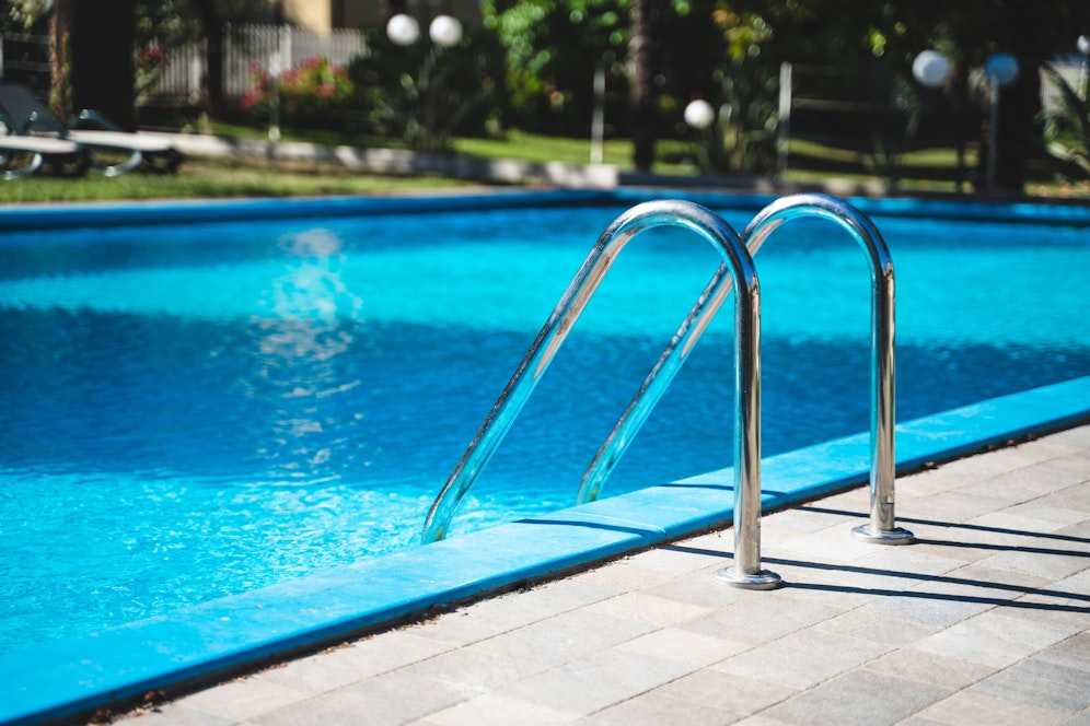 Zehn Personen mussten nach dem Sprung ins Wasser ins Krankenhaus gebracht werden.