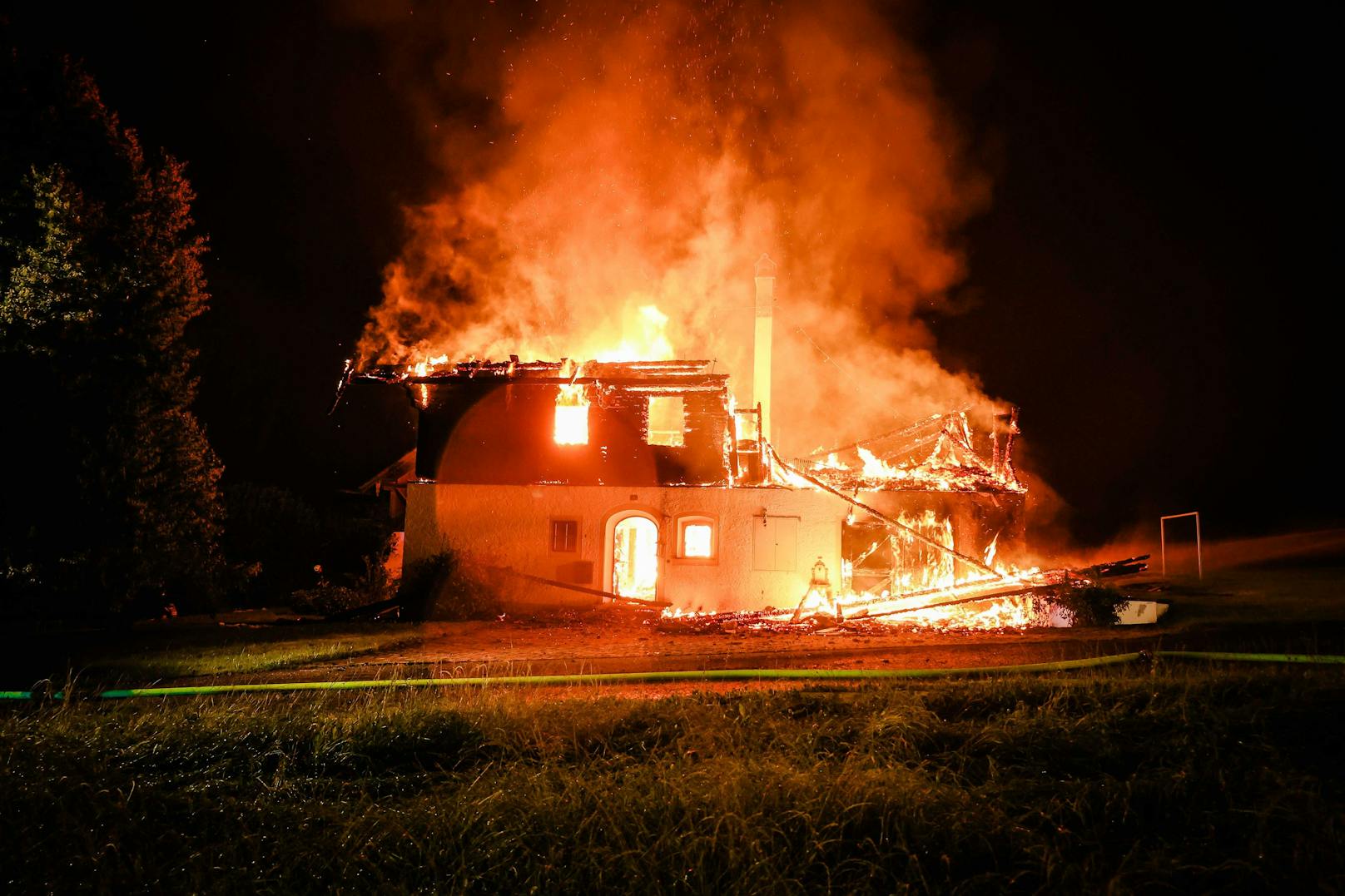 Großeinsatz der Feuerwehr! Gegen 2.40 Uhr heulten in Feldkirchen bei Mattighofen die Sirenen – ein Wohnhaus steht in Vollbrand. Es wurde Alarmstufe 2 ausgelöst.