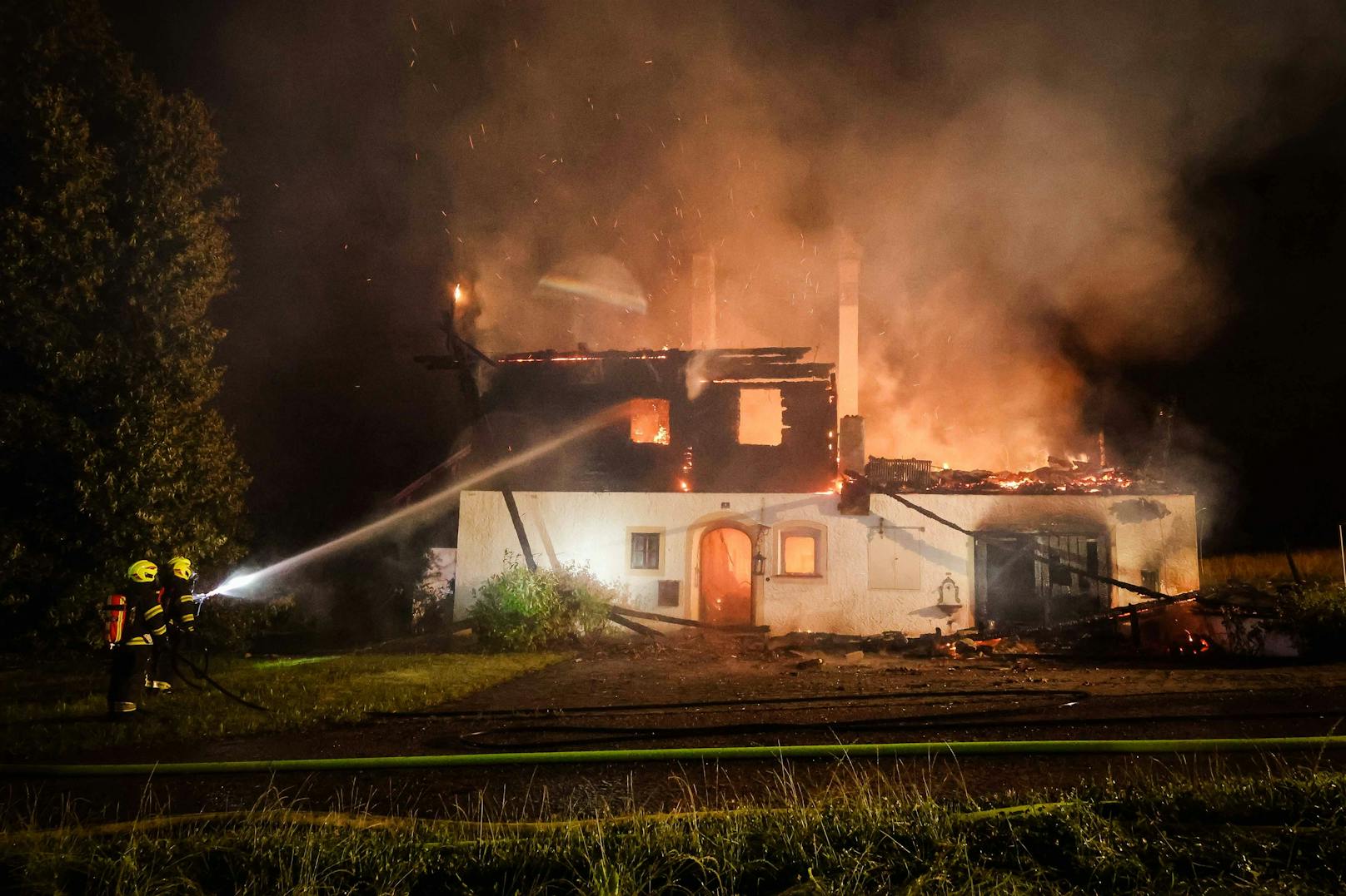 Großeinsatz der Feuerwehr! Gegen 2.40 Uhr heulten in Feldkirchen bei Mattighofen die Sirenen – ein Wohnhaus steht in Vollbrand. Es wurde Alarmstufe 2 ausgelöst.