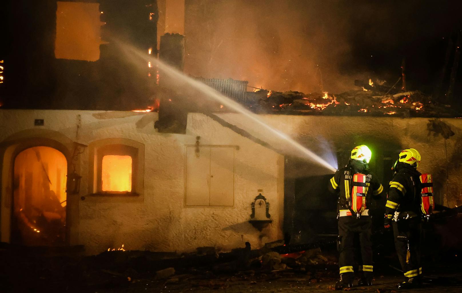 Großeinsatz der Feuerwehr! Gegen 2.40 Uhr heulten in Feldkirchen bei Mattighofen die Sirenen – ein Wohnhaus steht in Vollbrand. Es wurde Alarmstufe 2 ausgelöst.