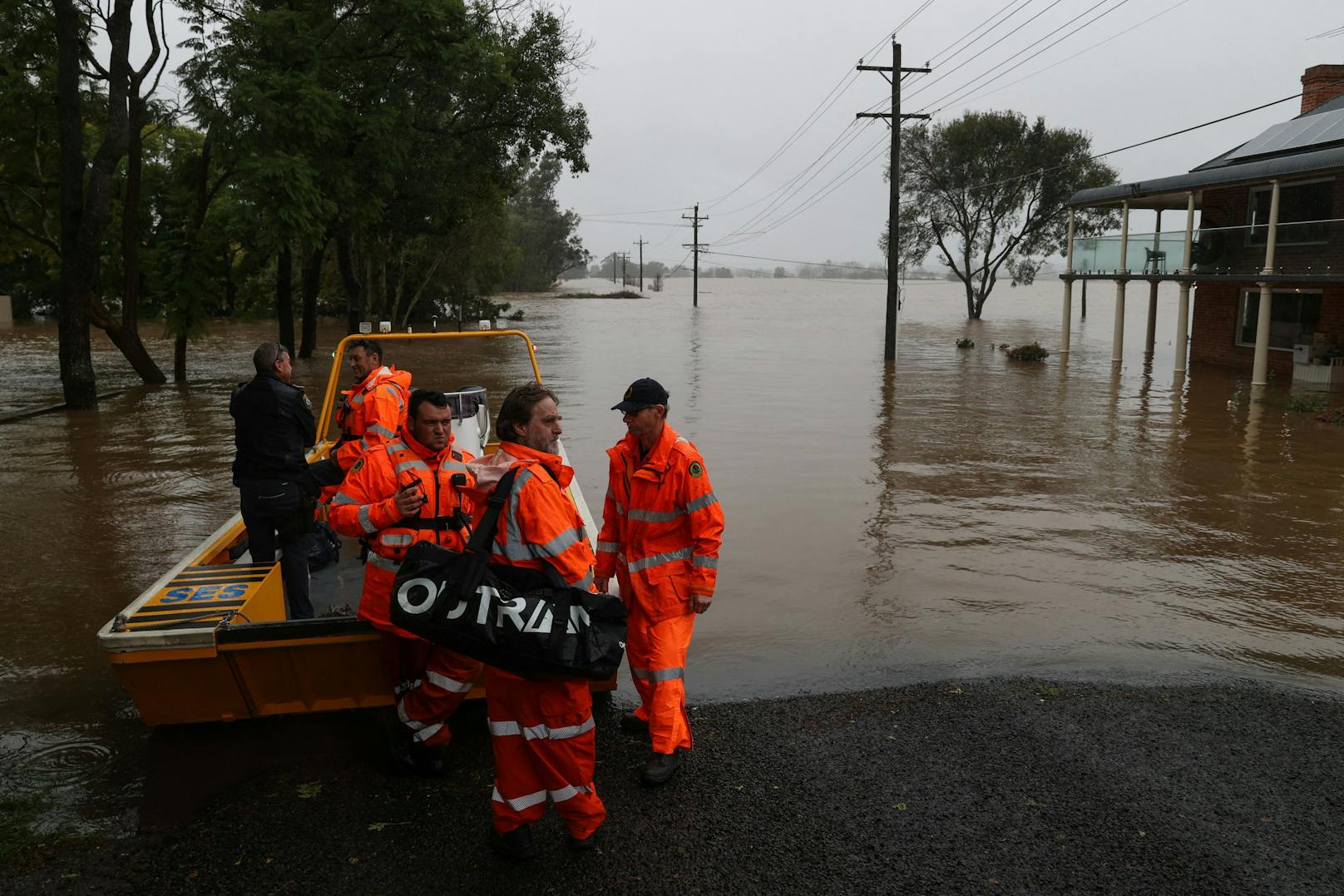 Feuerwehr und Hilfskräfte sind ununterbrochen auf Rettungsmission. Die Auswirkungen der Flut nehmen laufend zu.&nbsp;