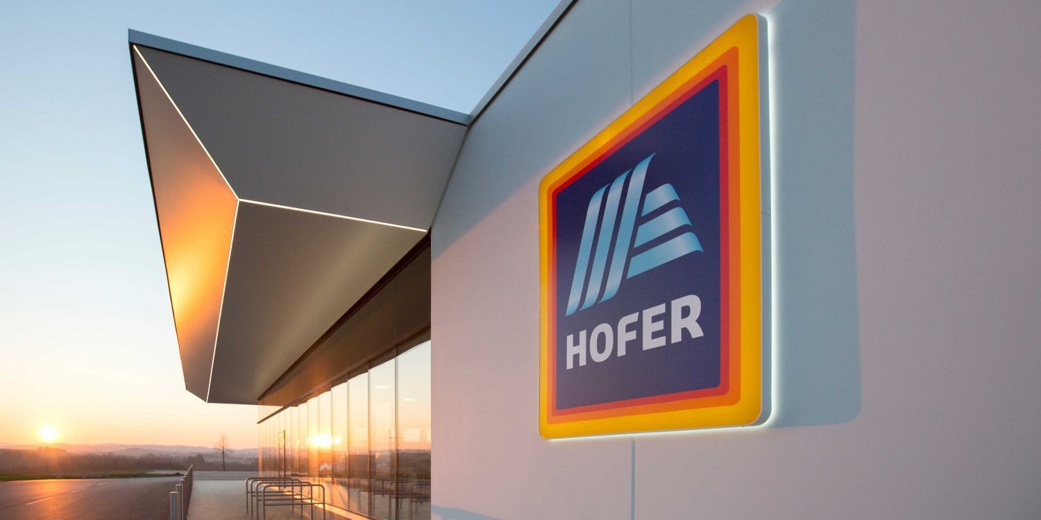 Bis 2026 sollen alle Hofer-Filialen mit geeignetem Dach mit Photovoltaik-Modulen ausgerüstet werden.