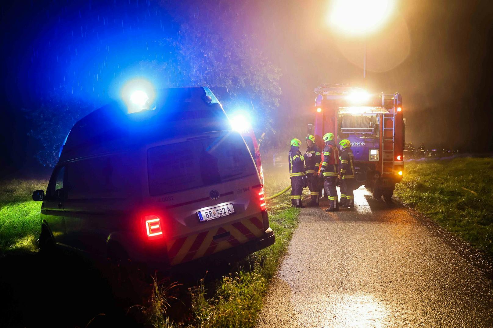 Großeinsatz der Feuerwehr! Gegen 2.40 Uhr heulten in Feldkirchen bei Mattighofen die Sirenen – ein Wohnhaus steht in Vollbrand. Es wurde Alarmstufe 2 ausgelöst.