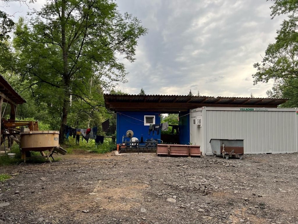 Die Billigarbeitskräfte mussten auf einem Pferdehof schuften.