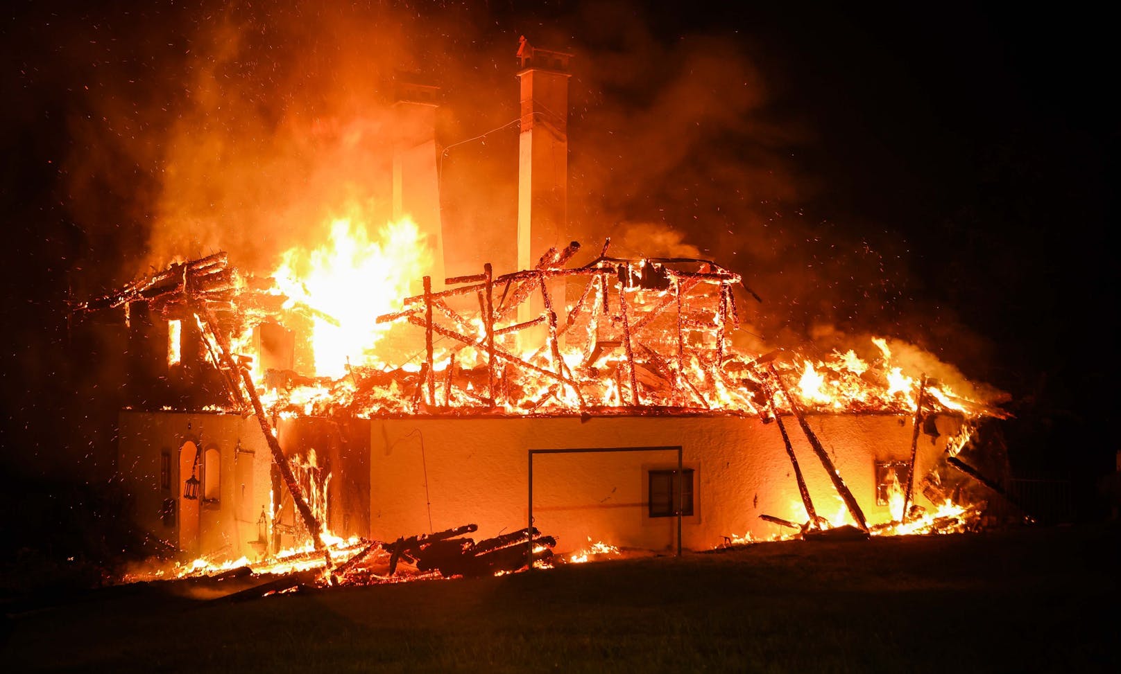 Alarmstufe 2! Wohnhaus in OÖ geht in Flammen auf