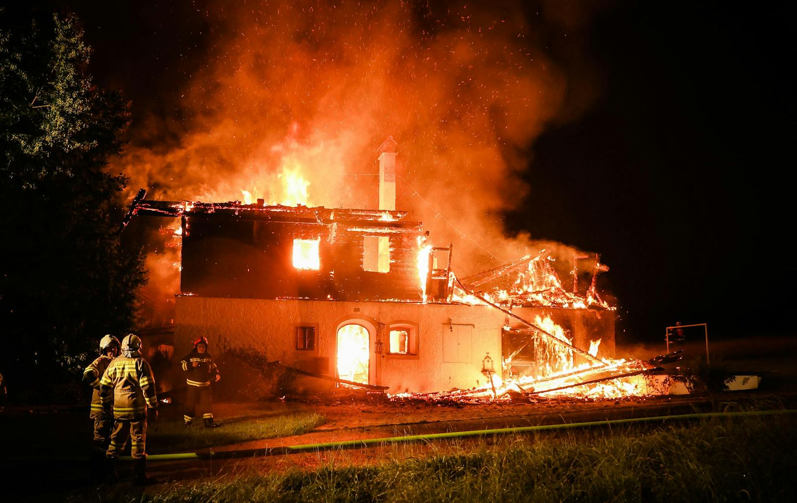 Großeinsatz der Feuerwehr! Gegen 2.40 Uhr heulten in Feldkirchen bei Mattighofen die Sirenen – ein Wohnhaus steht in Vollbrand. Es wurde Alarmstufe 2 ausgelöst.