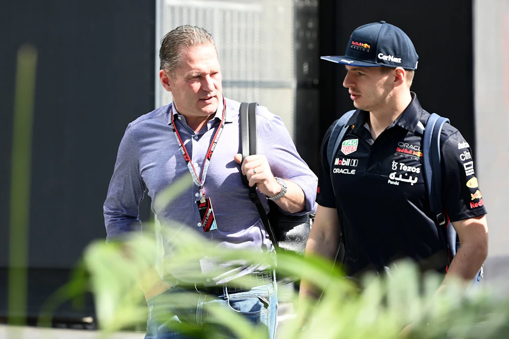 Red-Bull-Superstar und Formel-1-Weltmeister Max Verstappen lässt mit einer witzigen Aussage über seinen Vater Jos aufhorchen.