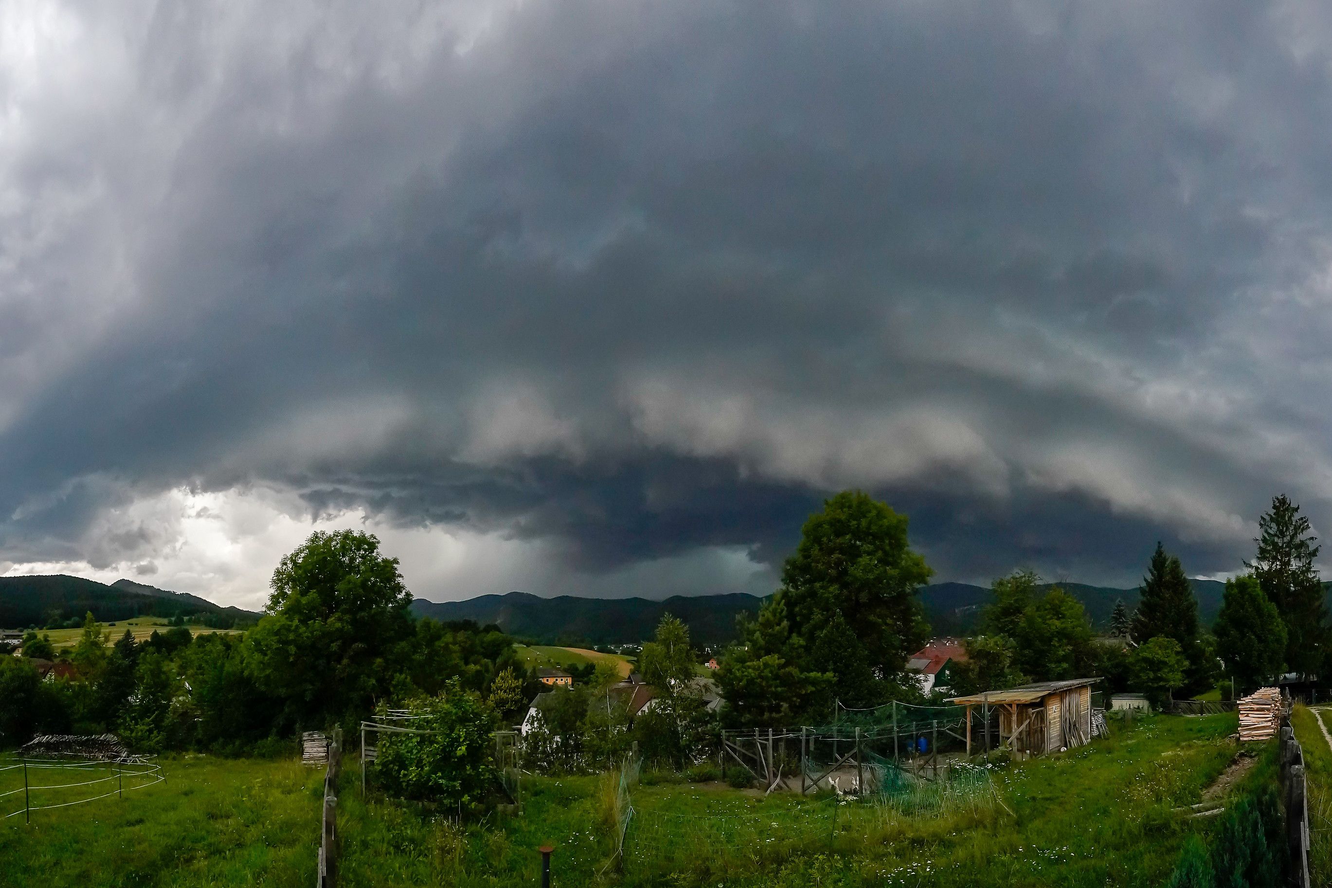 Ein kräftiges Gewitter zieht am Dienstag über Österreich.