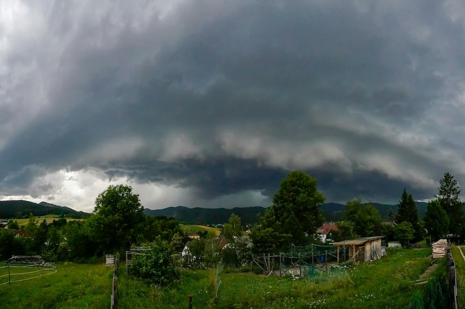 Gewitterwolken über dem Burgenland. Auch am Mittwoch sind hier erhöhte Warnstufen gültig. Archivbild.