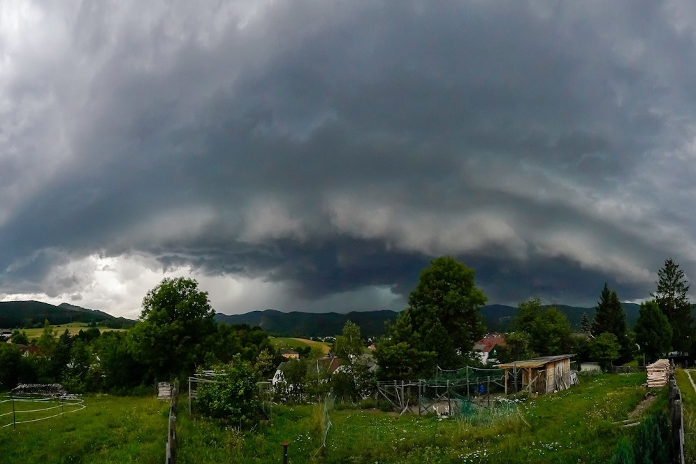 Über Teilen Österreichs braut sich am Nachmittag wieder ordentlich etwas zusammen. Archivbild.