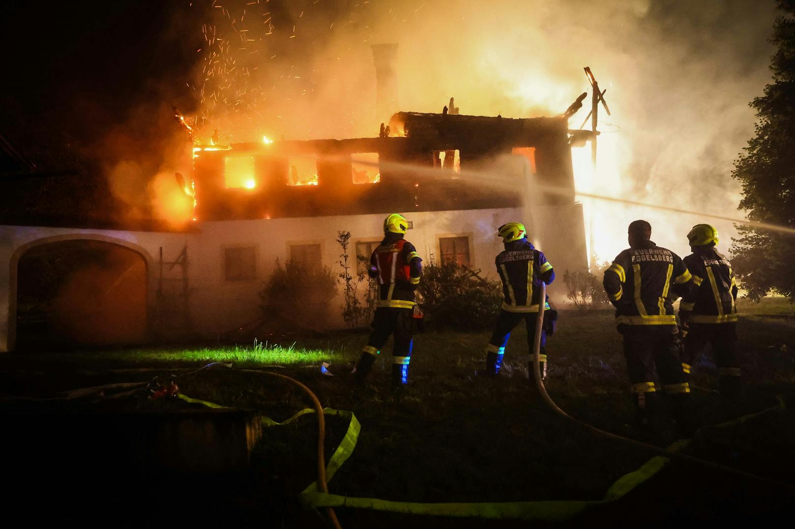 Großeinsatz der Feuerwehr! Gegen 2.40 Uhr heulten in Feldkirchen bei Mattighofen die Sirenen – ein Wohnhaus steht in Vollbrand. Es wurde Alarmstufe 2 ausgelöst.