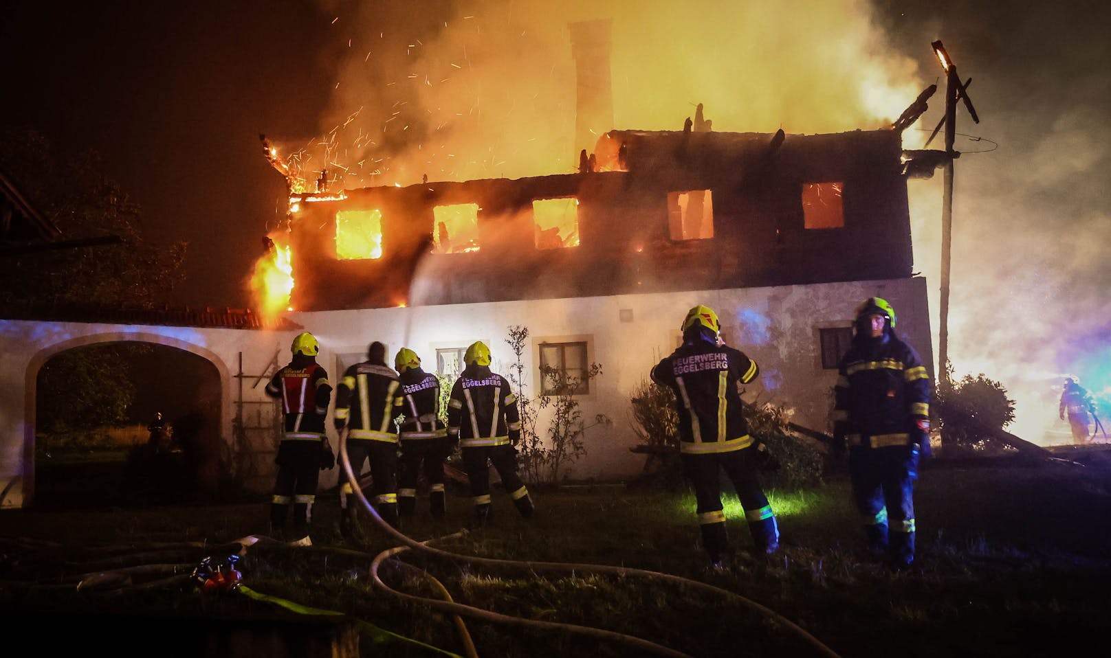 Großeinsatz der Feuerwehr! Gegen 2.40 Uhr heulten in Feldkirchen bei Mattighofen die Sirenen – ein Wohnhaus steht in Vollbrand. Es wurde Alarmstufe 2 ausgelöst.