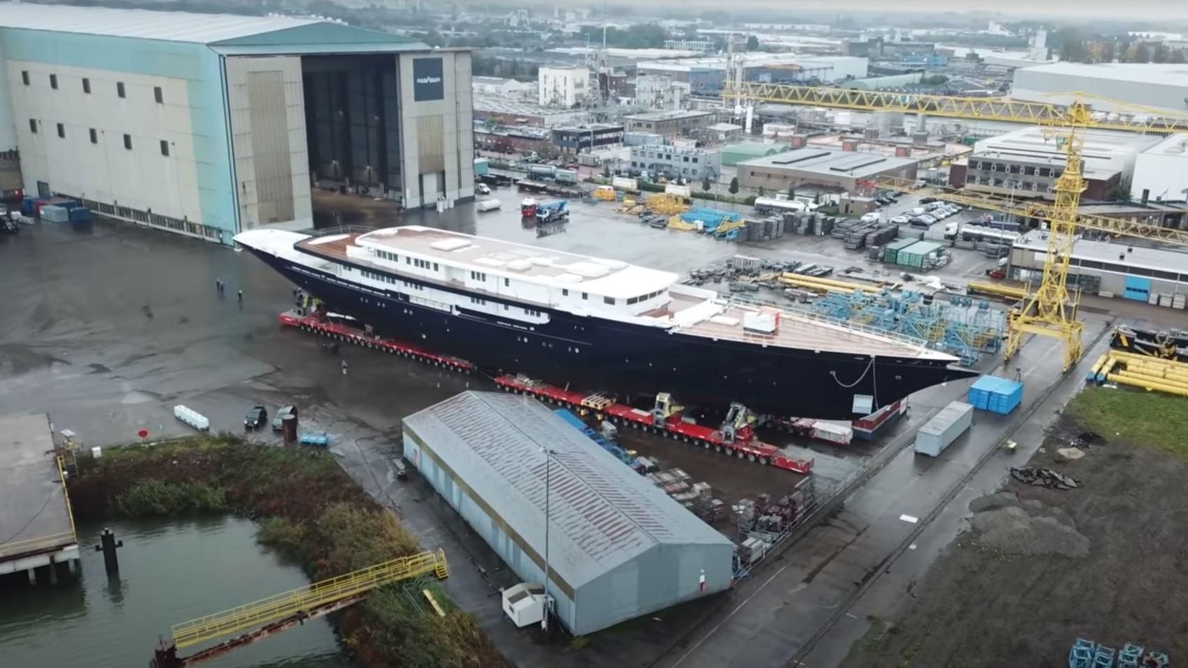 Amazon-Gründer Jeff Bezos (58) lässt sich derzeit bei Rotterdam einen 127 Meter langen Dreimaster bauen.
