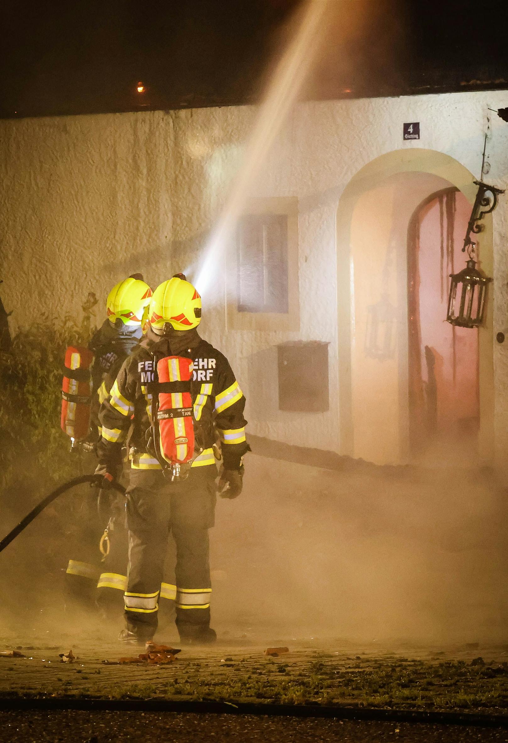 Großeinsatz der Feuerwehr! Gegen 2.40 Uhr heulten in Feldkirchen bei Mattighofen die Sirenen – ein Wohnhaus steht in Vollbrand. Es wurde Alarmstufe 2 ausgelöst.