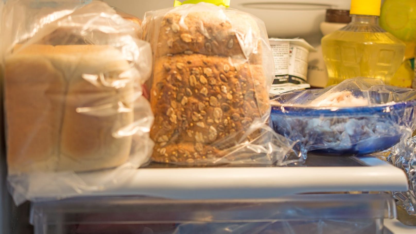 Wenn du schon Brot kaufst, dann sorge dafür, dass es sich um ungeschnittenes handelt. Ein ganzer Laib, der luftdicht verpackt wird, kann im Kühlschrank länger haltbar bleiben. Wenn das Brot nicht angeschnitten wurde, setzt sich durch die geringe Angriffsfläche auch weniger Schimmel frei.