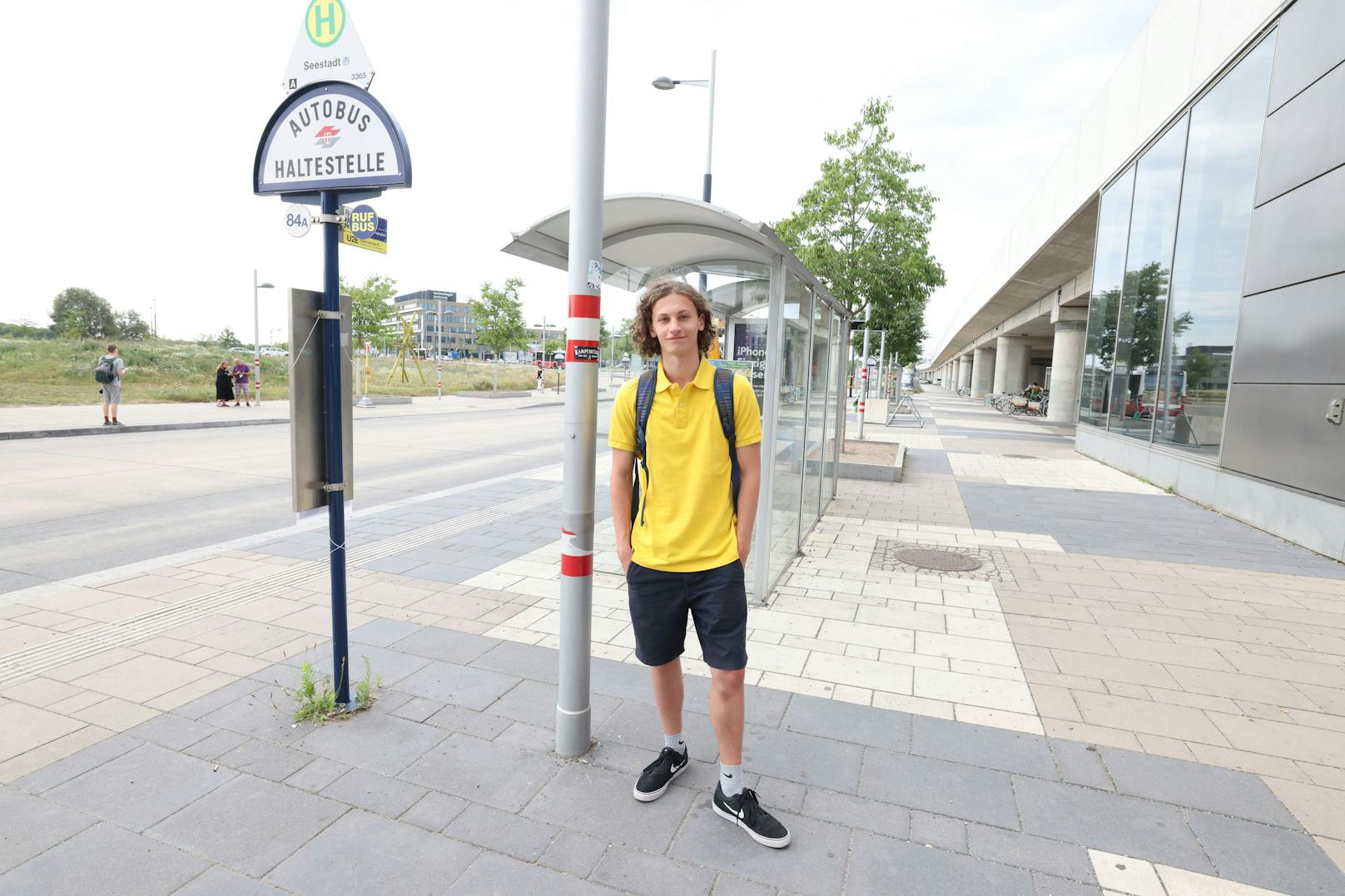 Meidlinger Vincent (17) macht ein Praktikum in der Seestadt. "Der Ersatzverkehr funktioniert gut", resümiert er.