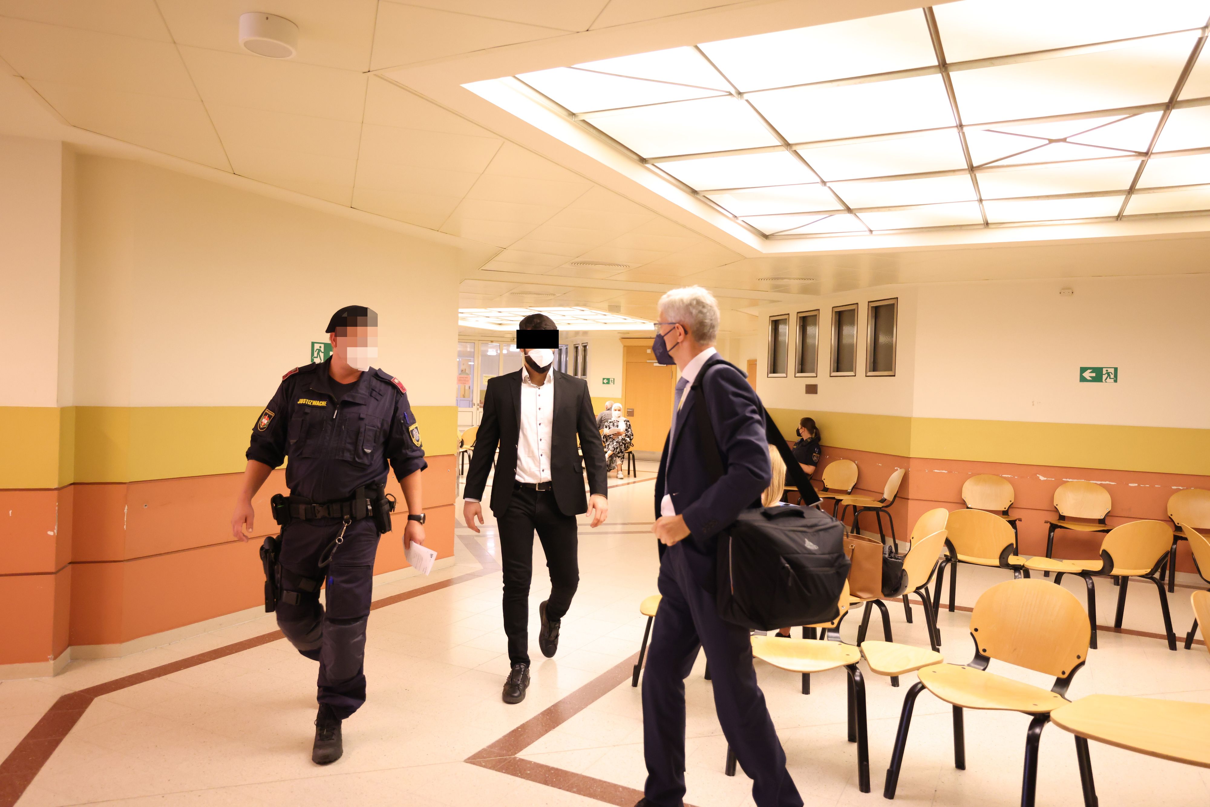 Schlüsseldienst-Mitarbeiter wegen Betrug und schwerer Täuschung vor Gericht.
