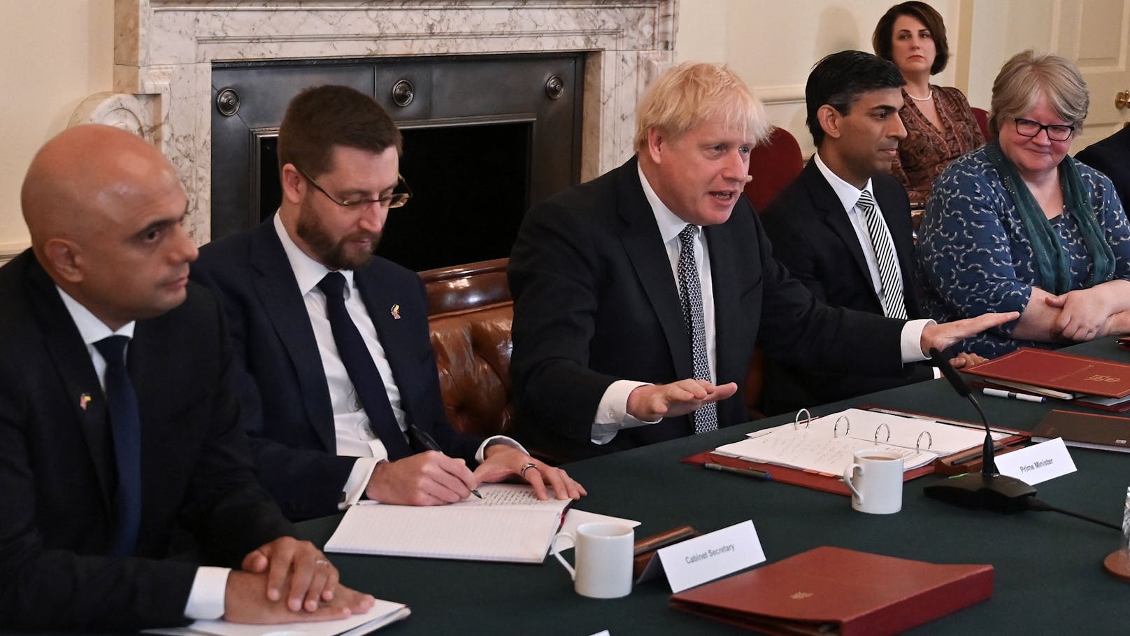 Aus Protest gegen die Amtsführung des britischen Premierministers Boris Johnson sind zwei wichtige Minister seiner Regierung zurückgetreten.