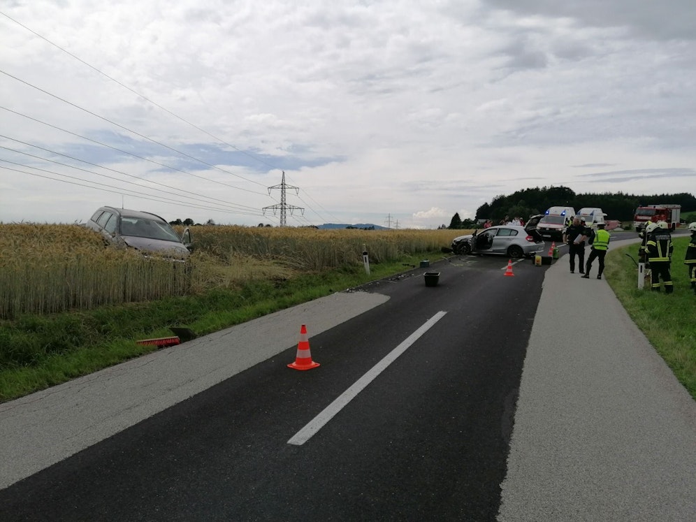 Das Auto überschlug sich und landete in einem Getreidefeld.