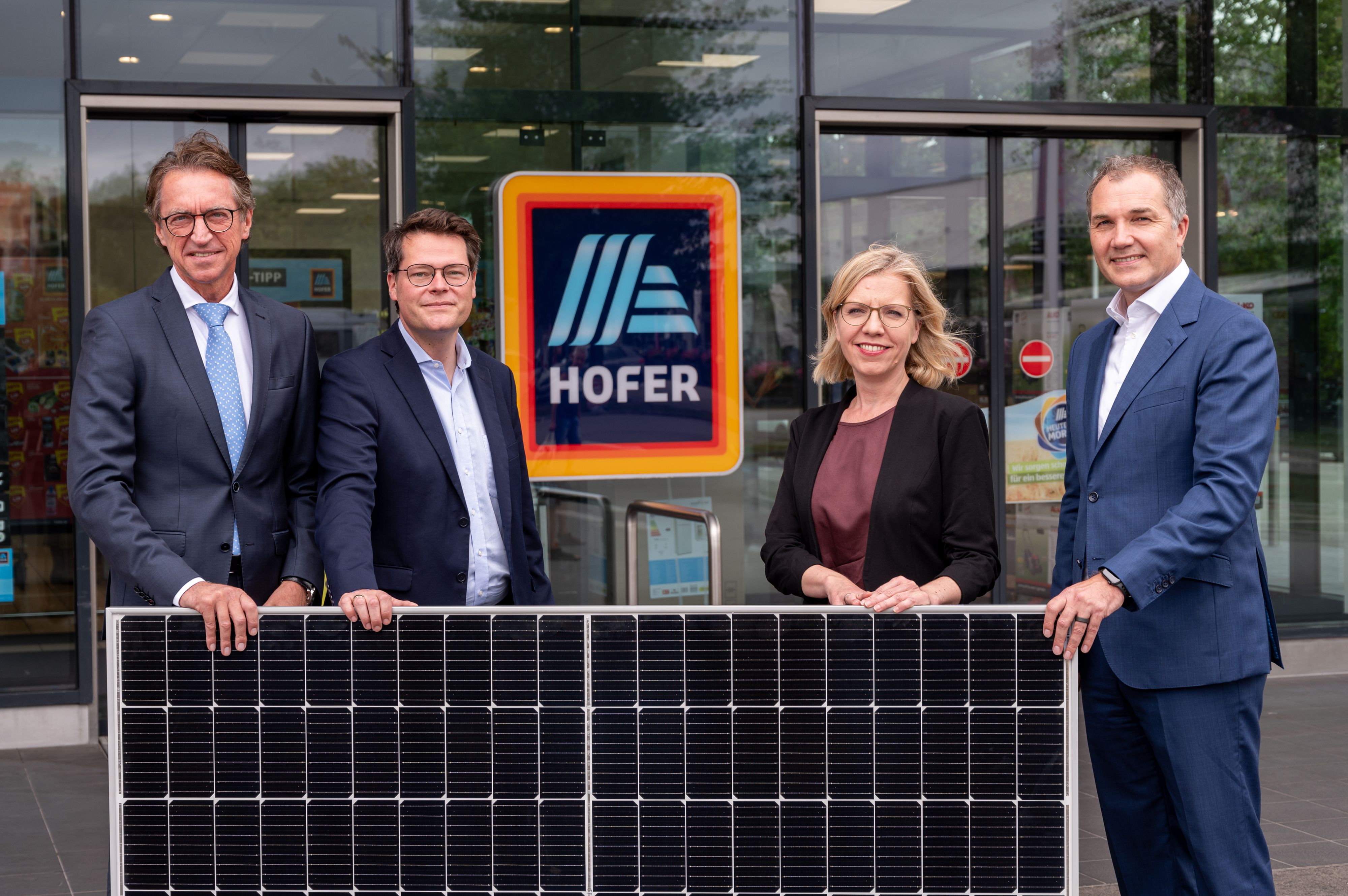 v.l.: Leonhard Schitter, CEO Salzburg AG, Jürgen Czernohorszky, Klimaschutz-Stadtrat Wien, Bundesministerin Leonore Gewessler und Hofer-CEO Horst Leitner.