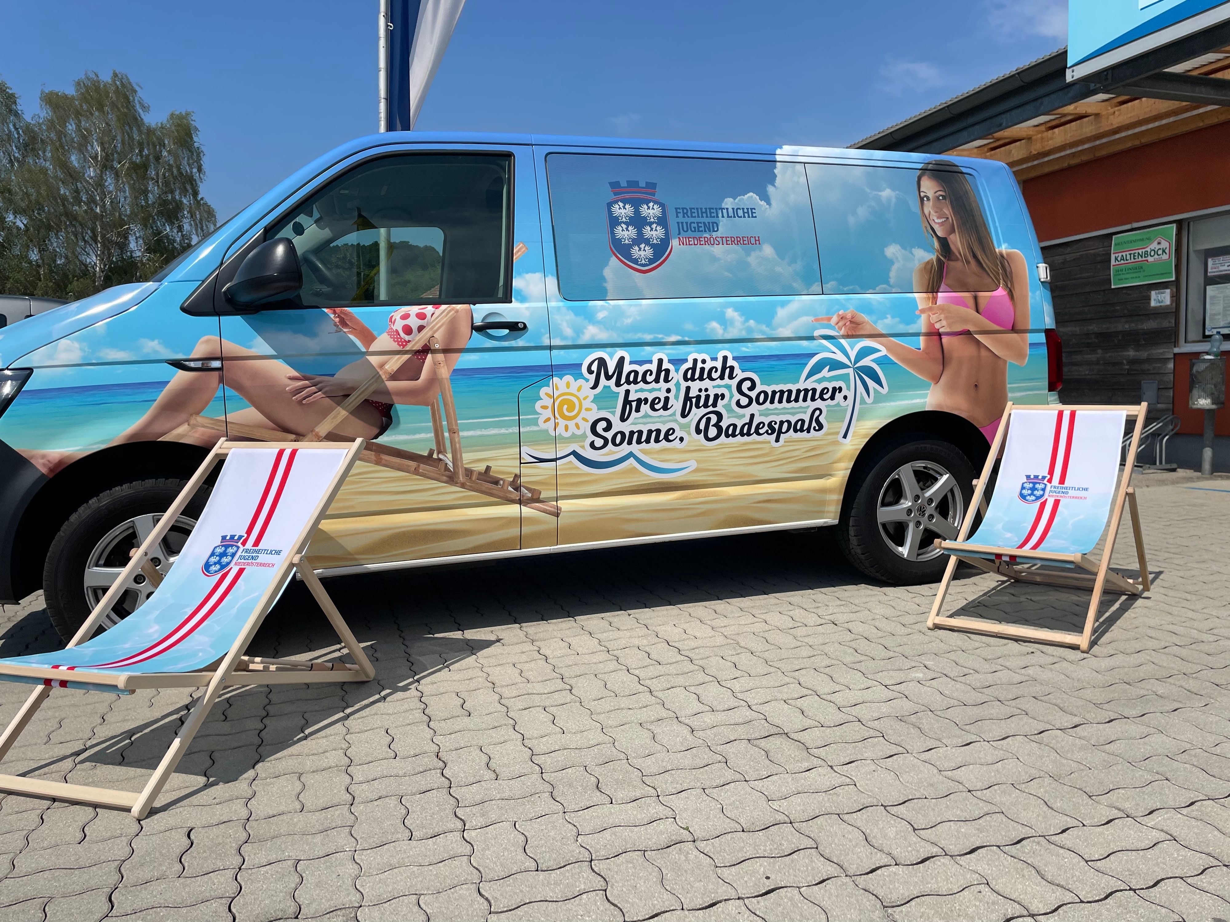 Ein Bikini-Girl am FP-Bäderbus sorgt für Wirbel.