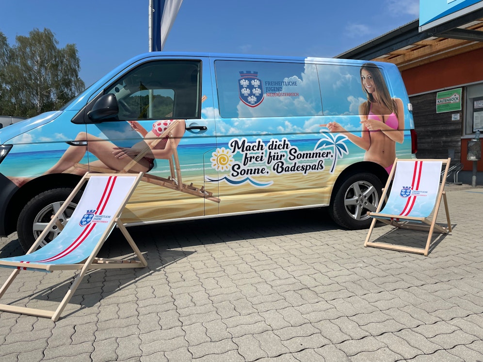 Ein Bikini-Girl am FP-Bäderbus sorgt für Wirbel.